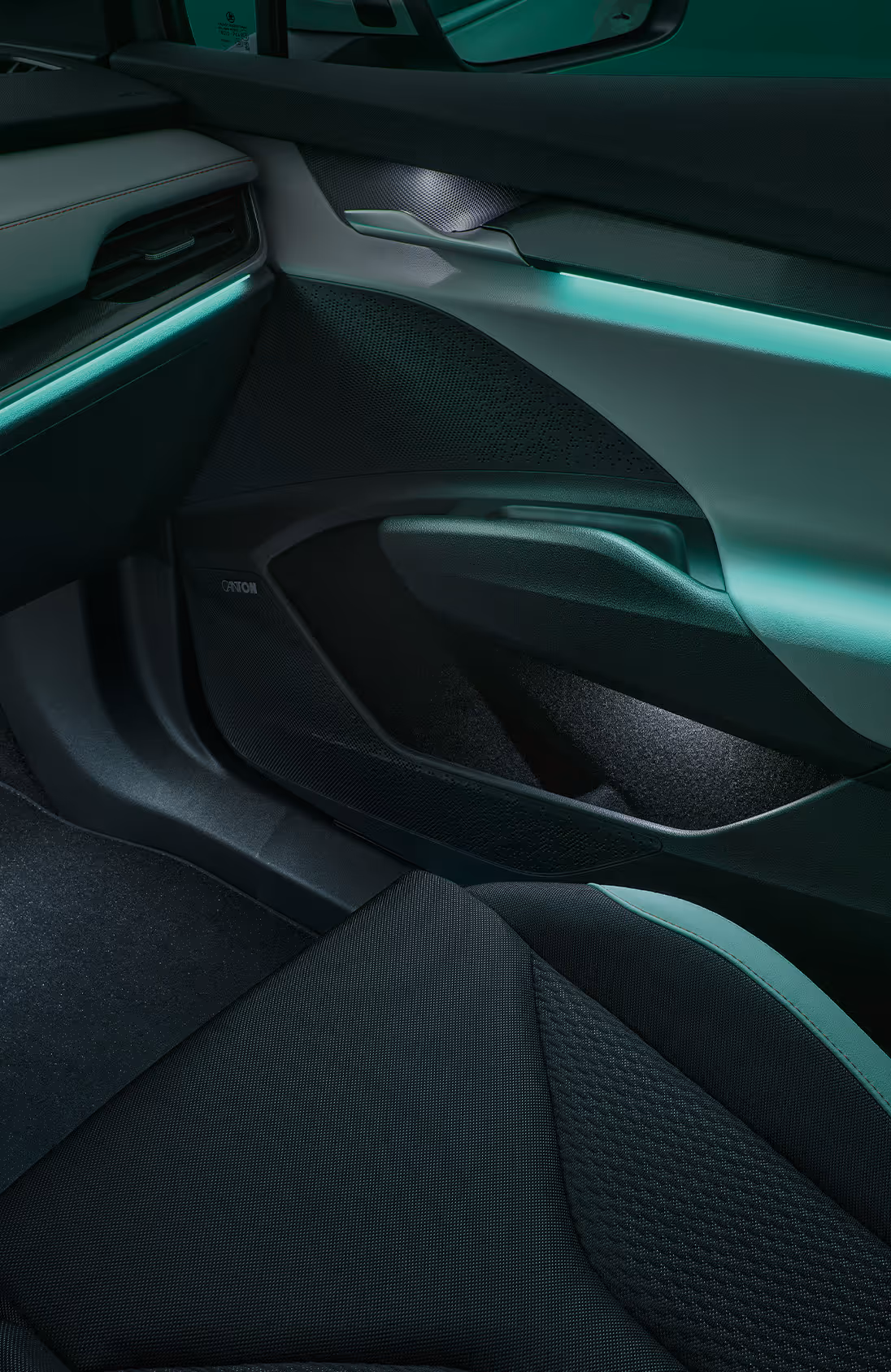 Detailaufnahme der Türverkleidung im Škoda Elroq. Die Ambientebeleuchtung leuchtet in einem kühlen Türkiston und hebt die Konturen hervor.
