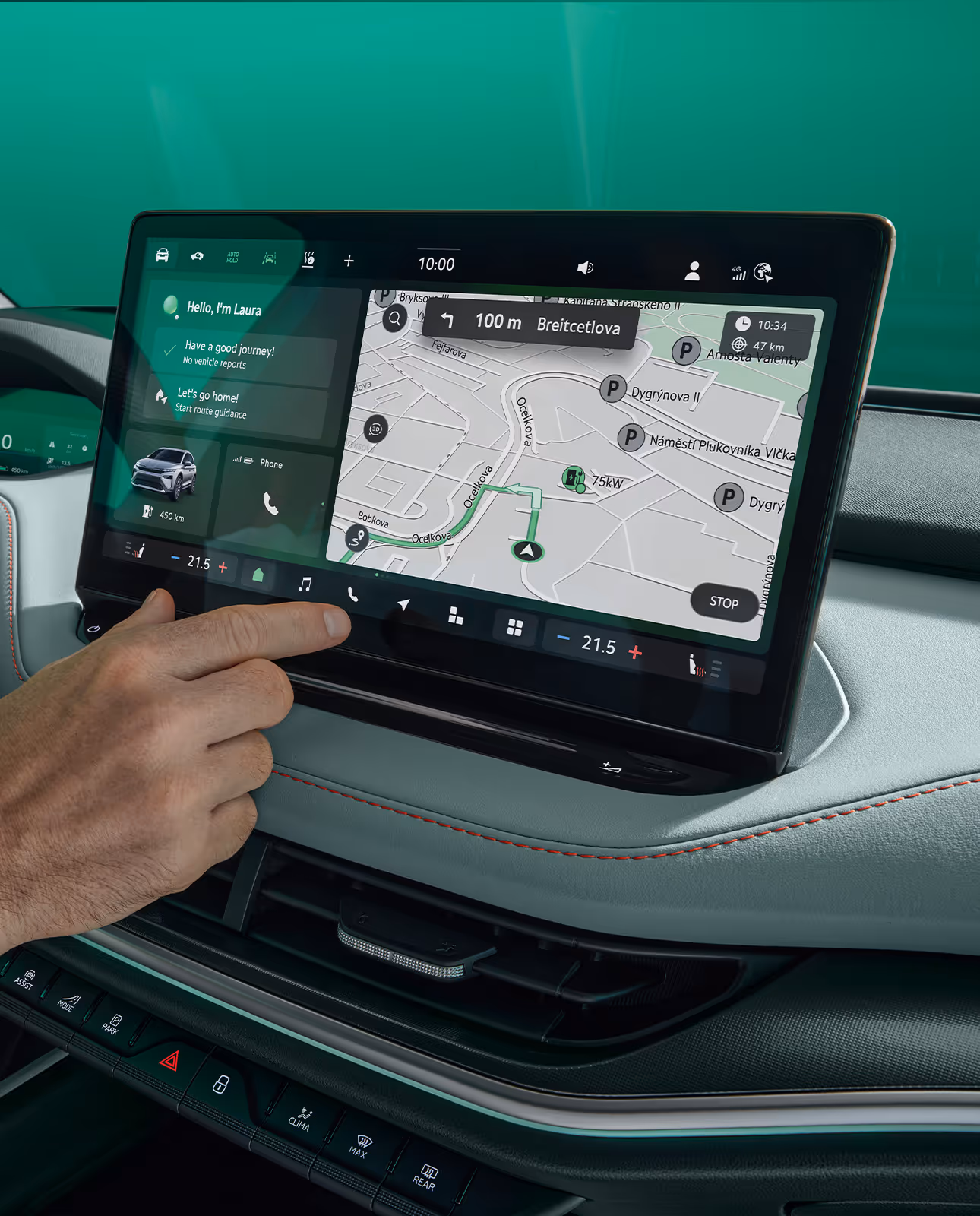 Nahaufnahme einer Hand, die den großen Touchscreen des Infotainmentsystems im Škoda Elroq bedient. Auf dem Display ist die Navigationskarte zu sehen.