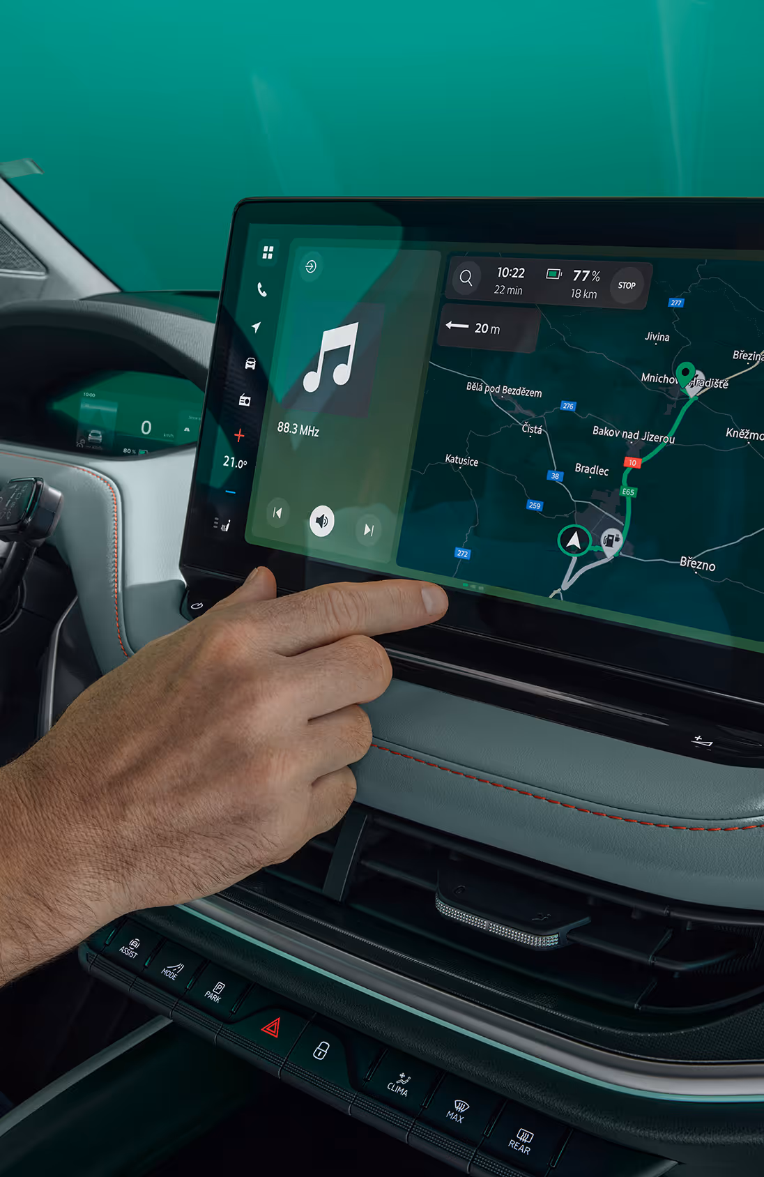 Nahaufnahme einer Hand, die den großen Touchscreen des Infotainmentsystems im Škoda Elroq bedient. Auf dem Display ist die Navigationskarte zu sehen.