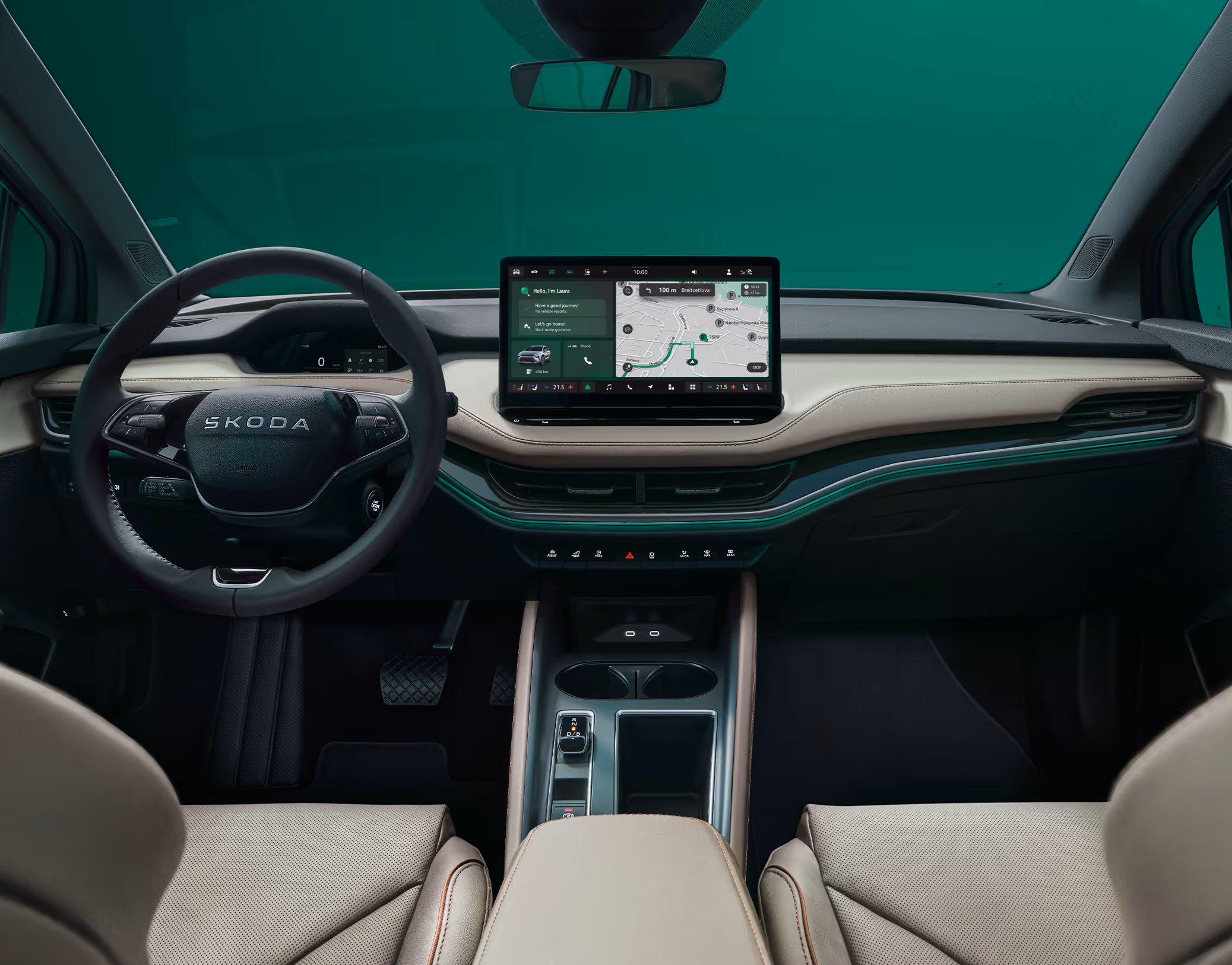 Eine symmetrische Weitwinkelaufnahme zeigt das Cockpit des Škoda Elroq aus der Perspektive der Rücksitze. Das elegante Interieur der Design Selection „L&K“ besticht durch beige Lederbezüge mit cognacfarbenen Ziernähten, akzentuiert durch eine grüne Ambientebeleuchtung.