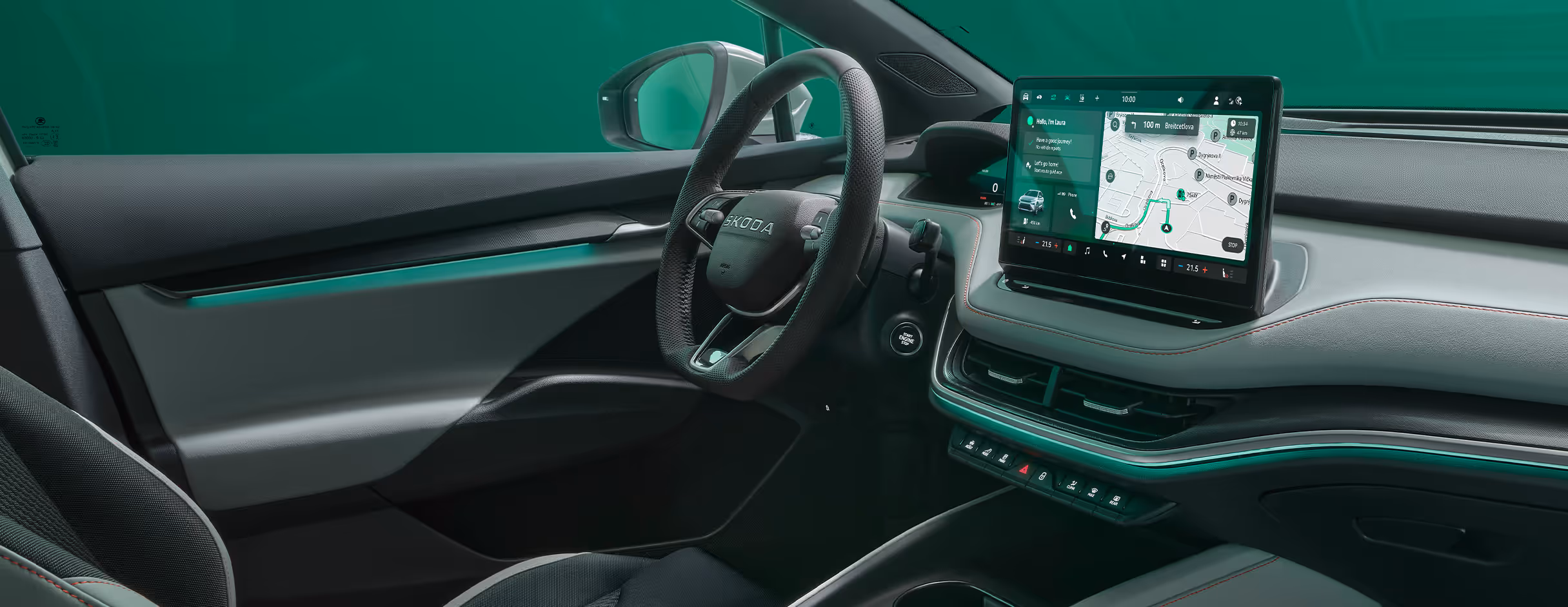 Panoramaansicht des Interieurs des Škoda Elroq. Zu sehen sind das Armaturenbrett und Infotainmentsystem sowie die Vordersitze mit Stoffbezügen.