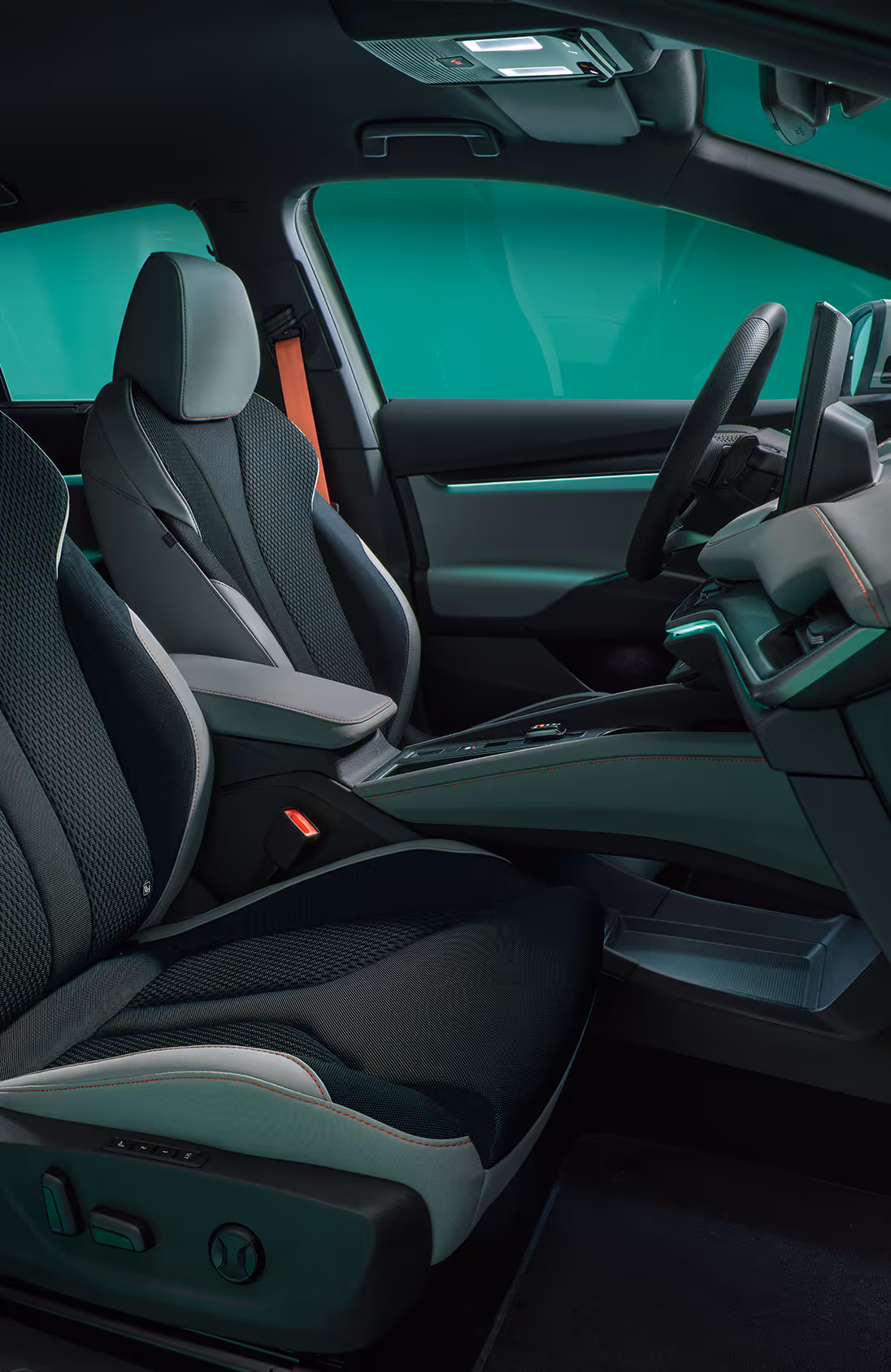 Das Cockpit des Škoda Elroq mit Fokus auf das Lenkrad und die beiden digitalen Anzeigen. Das Infotainment-Display zeigt eine Navigationsroute.