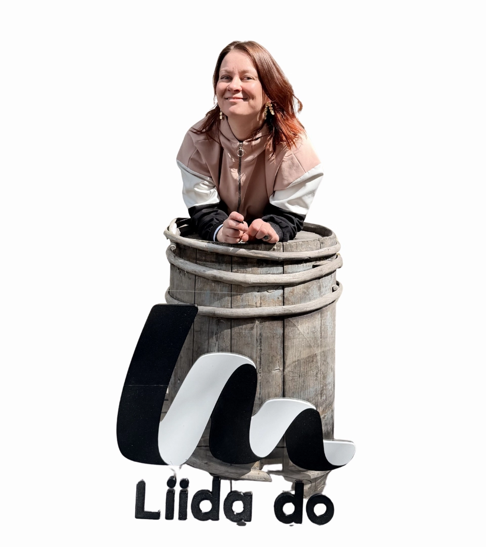 Liida do Oy:n perustaja ja toimitusjohtaja Miia Lukin nojaa vanhaan puiseen tynnyriin ja hymyilee.