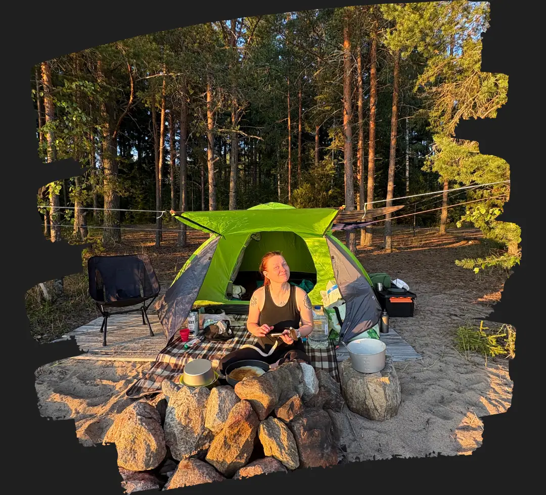 Miia Lukin telttansa edessä metsässä retkeilyreissulla