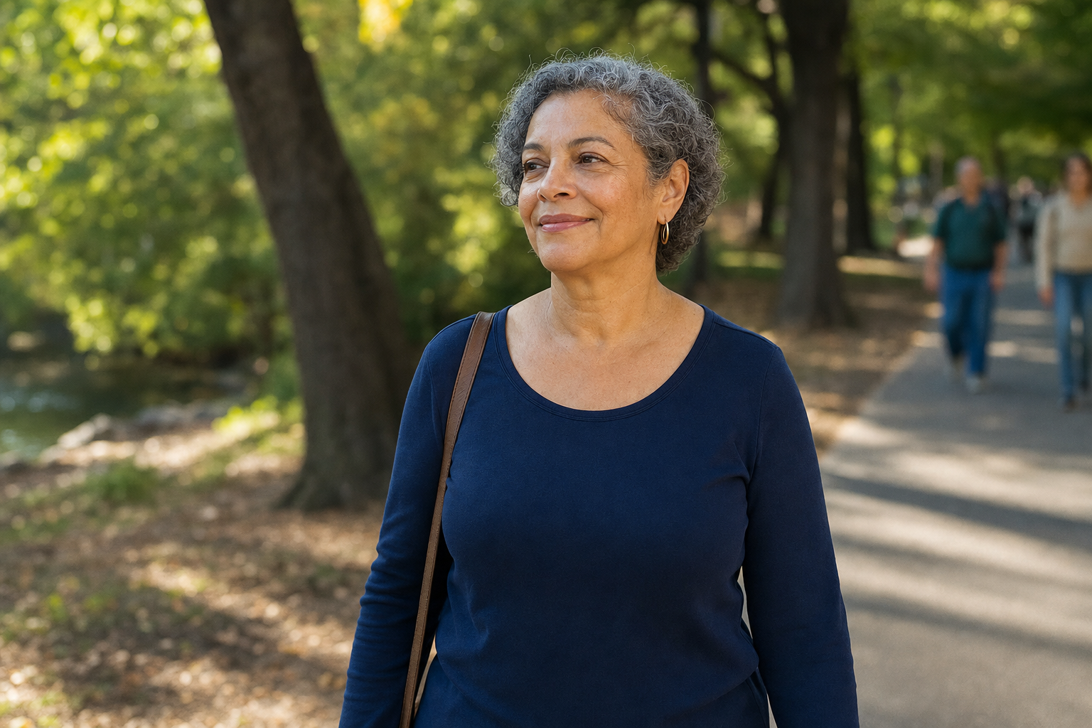 Une personne marche sereinement dans un parc en journée