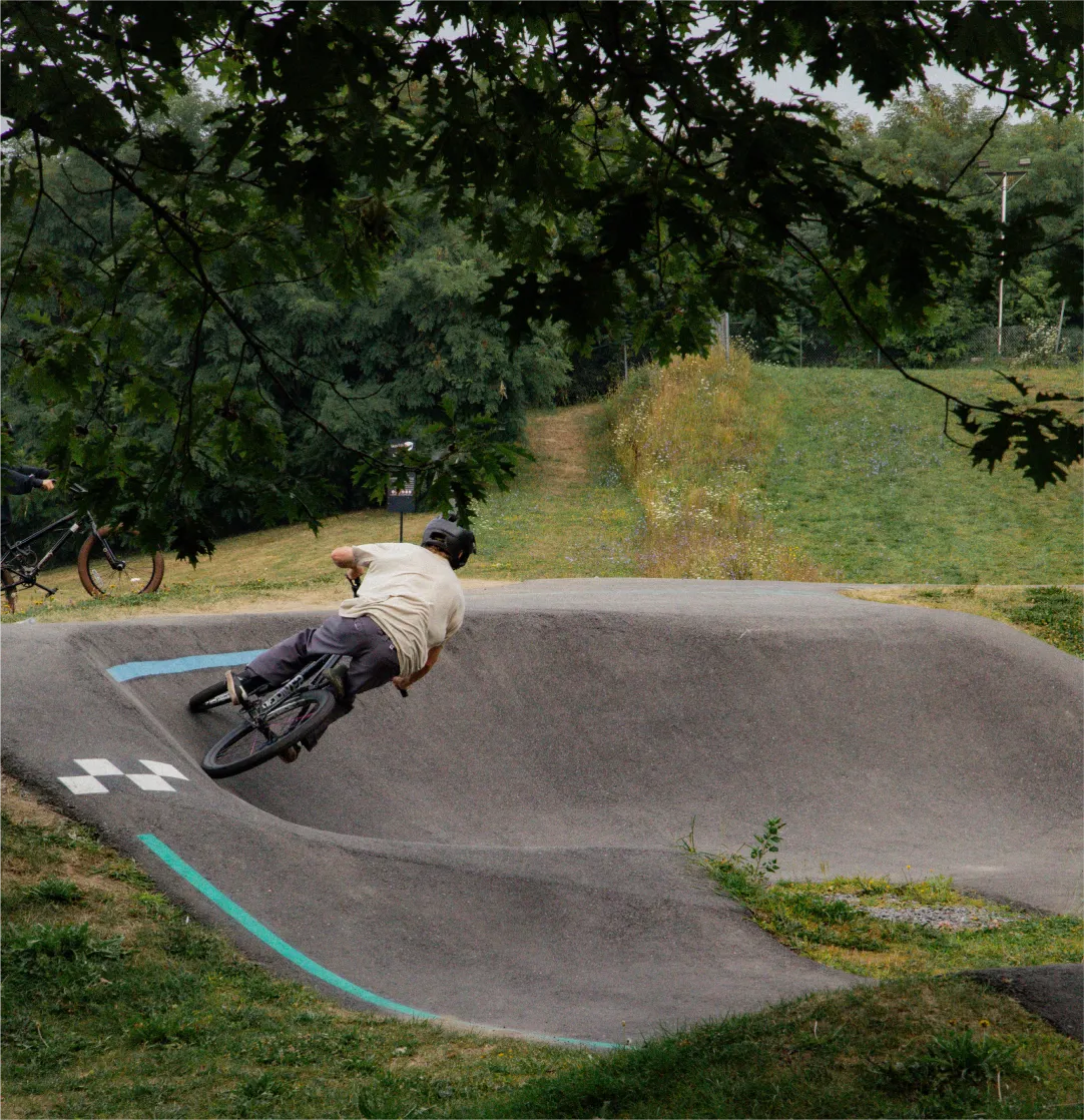 Pump track avec cycliste de dos