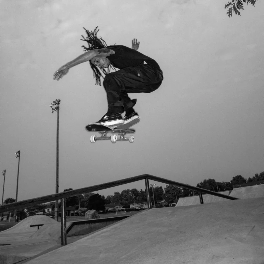 Skateur en saut au-dessus d'une rampe 