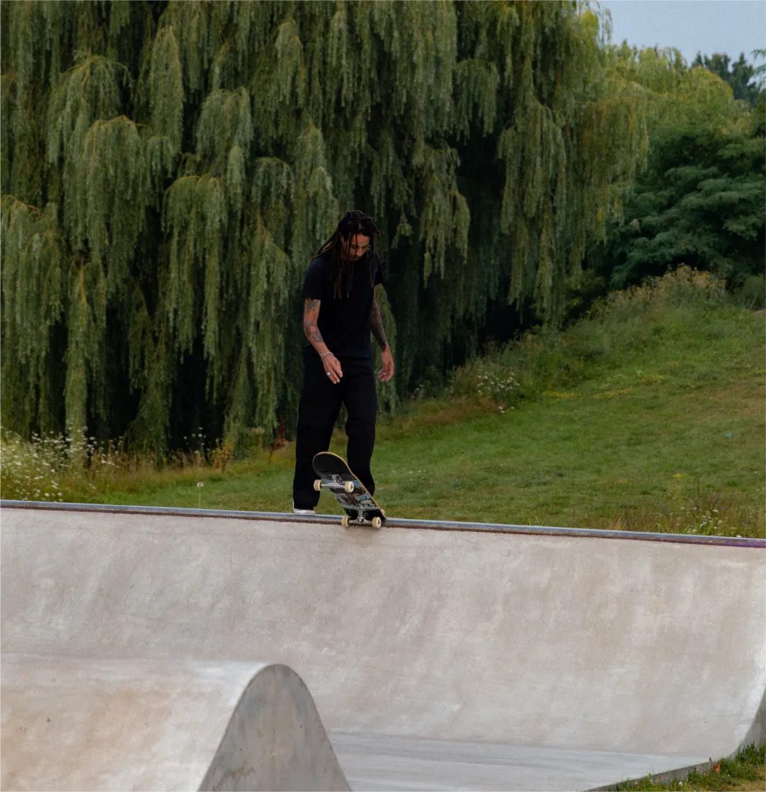 Skateur en haut du bowl