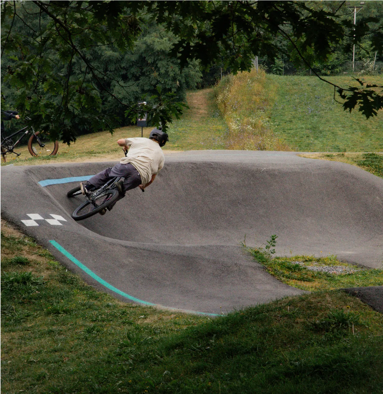 Cycliste dans une pumptrack de Tempslibre