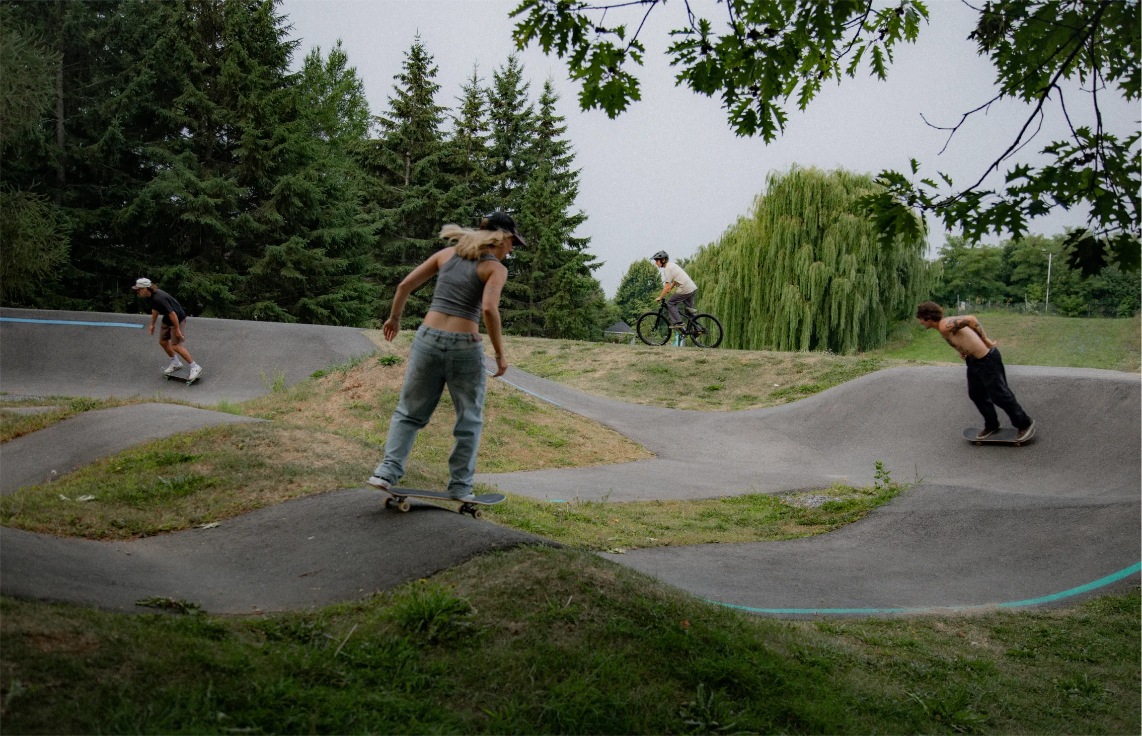 Groupe d'amis en skate et en bmx sur la pumptrack 