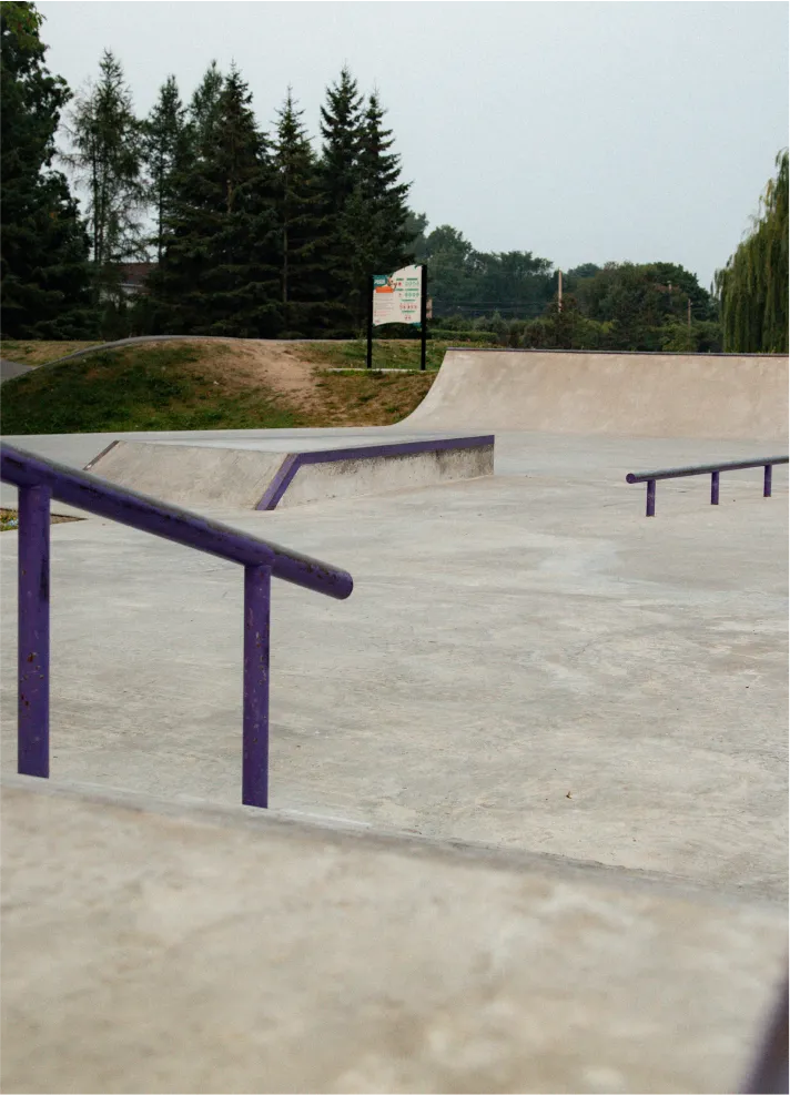 Skatepark avec rampes mauves