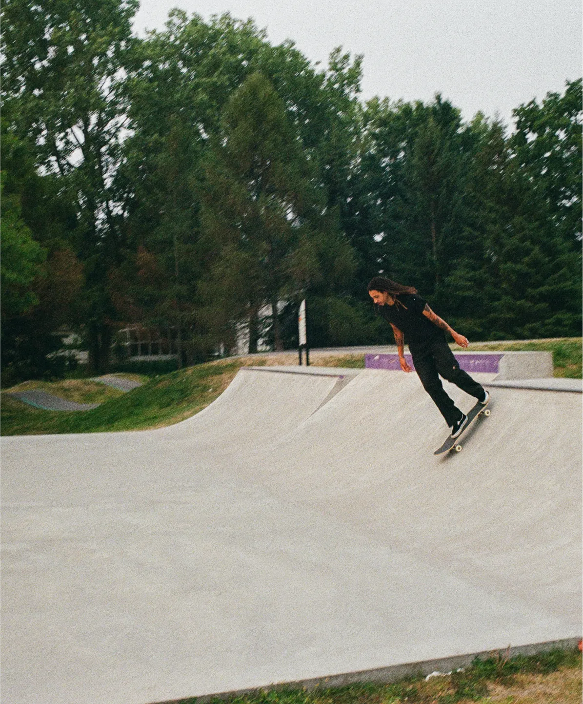 Homme qui fait du skate forêt