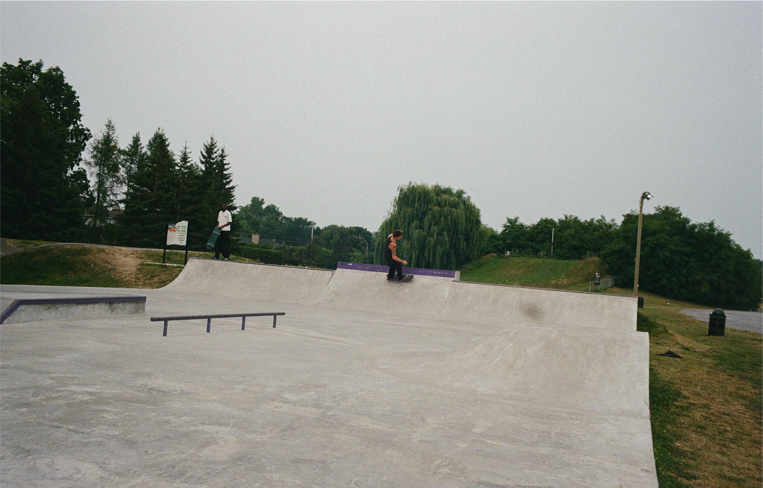Skateurs en action skatepark Tempslibre