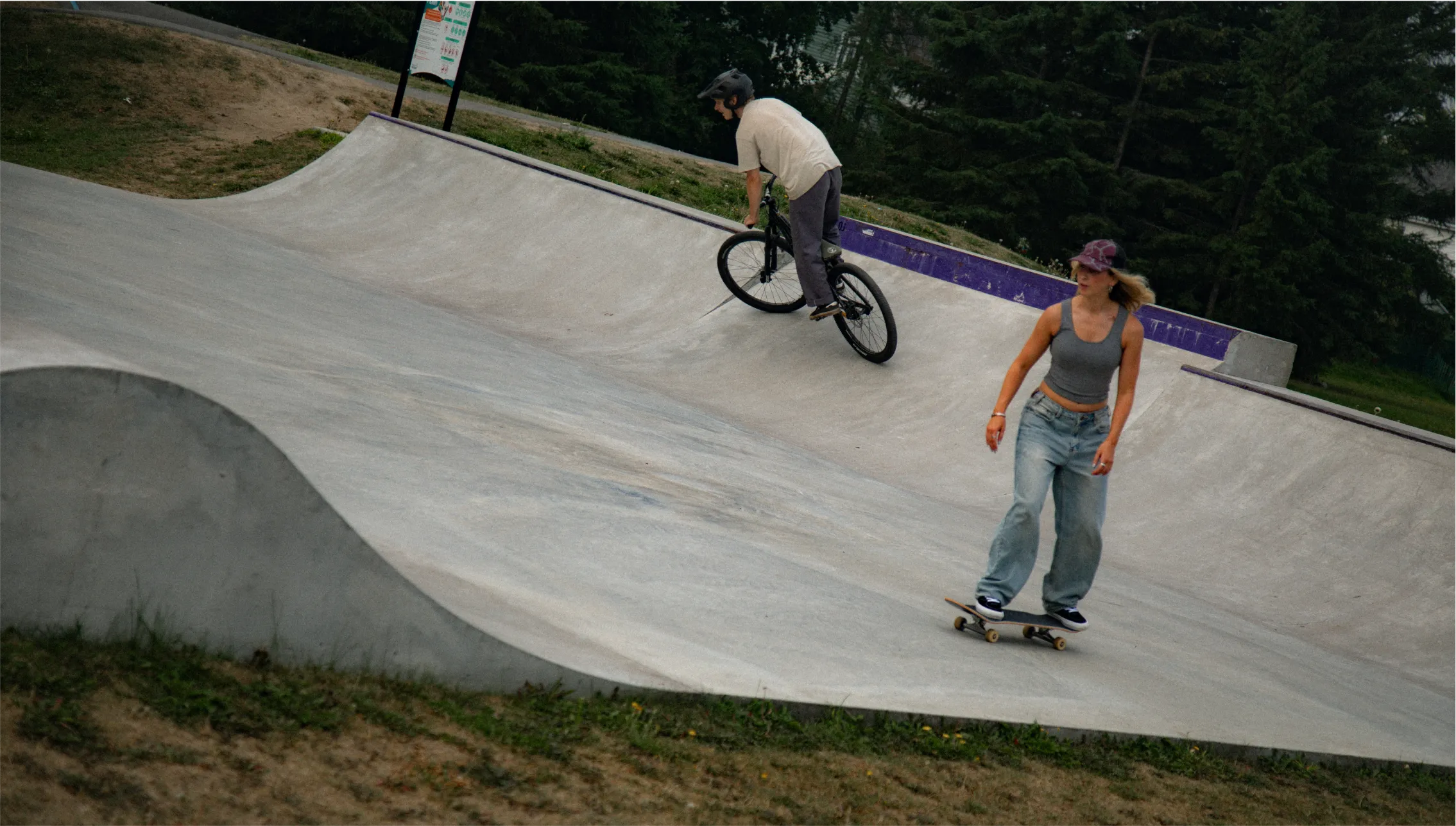 Rider BMX et skateuse dans le park.
