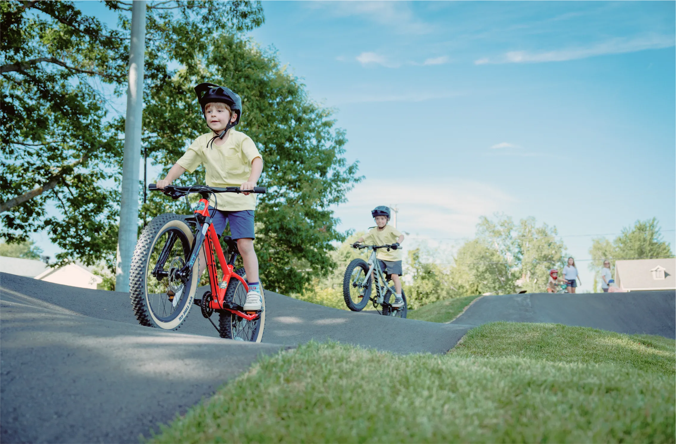 Jeunes enfants à vélo dans un pumptrack de Tempslibre