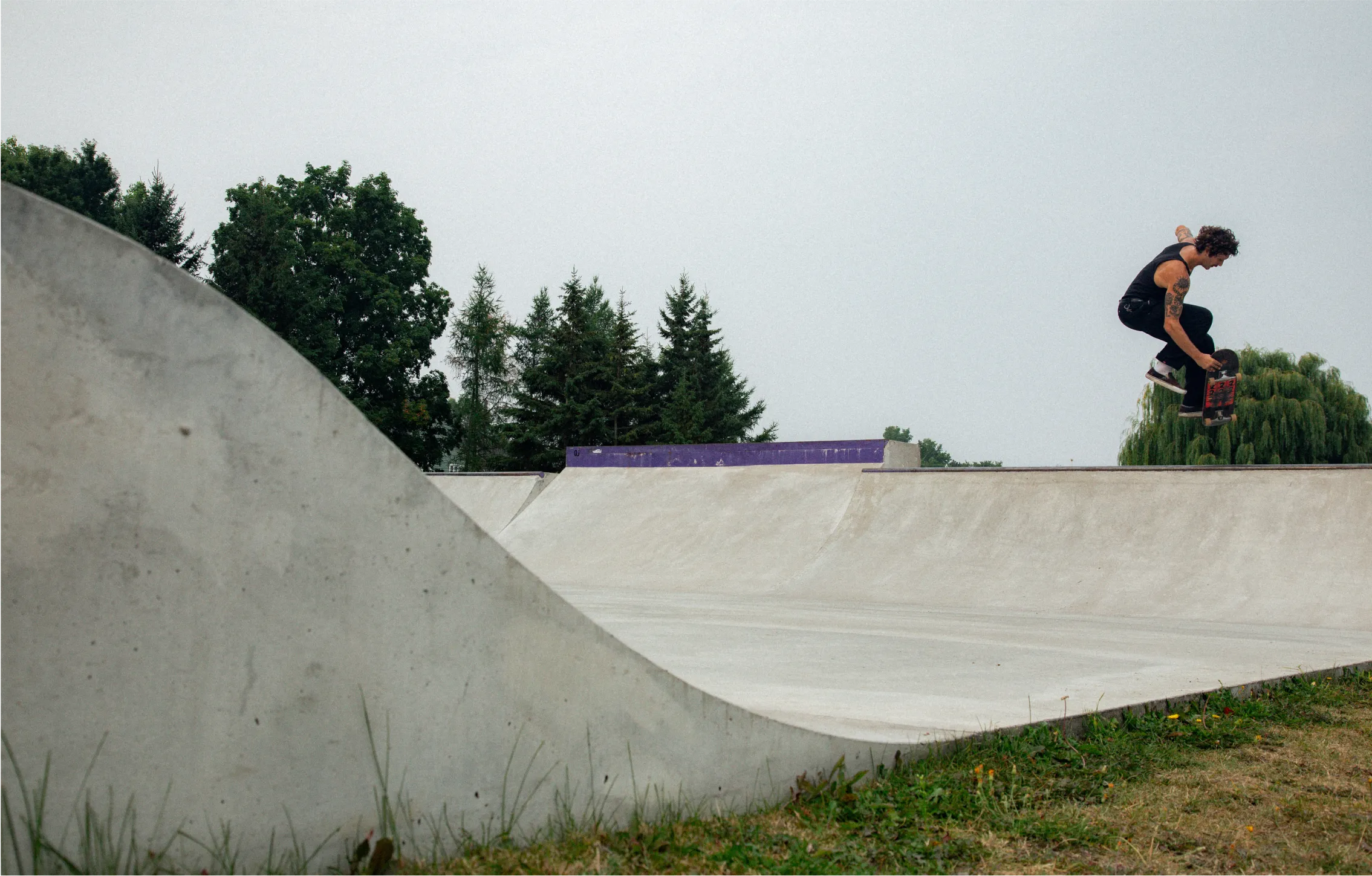Marc-André Séguin exécute une figure de skate dans le bowl.