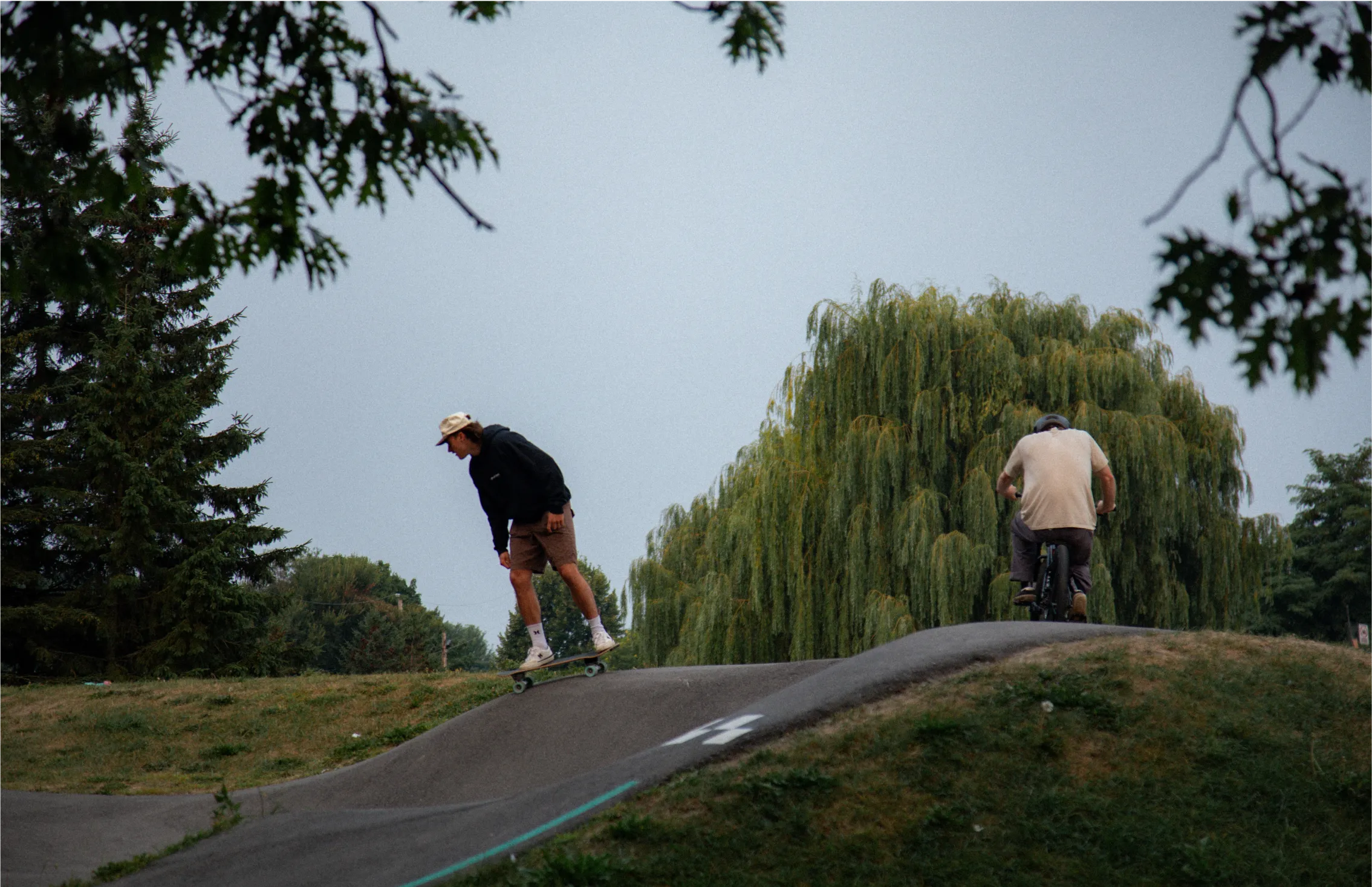 Skateur et cycliste partagent la pumptrack