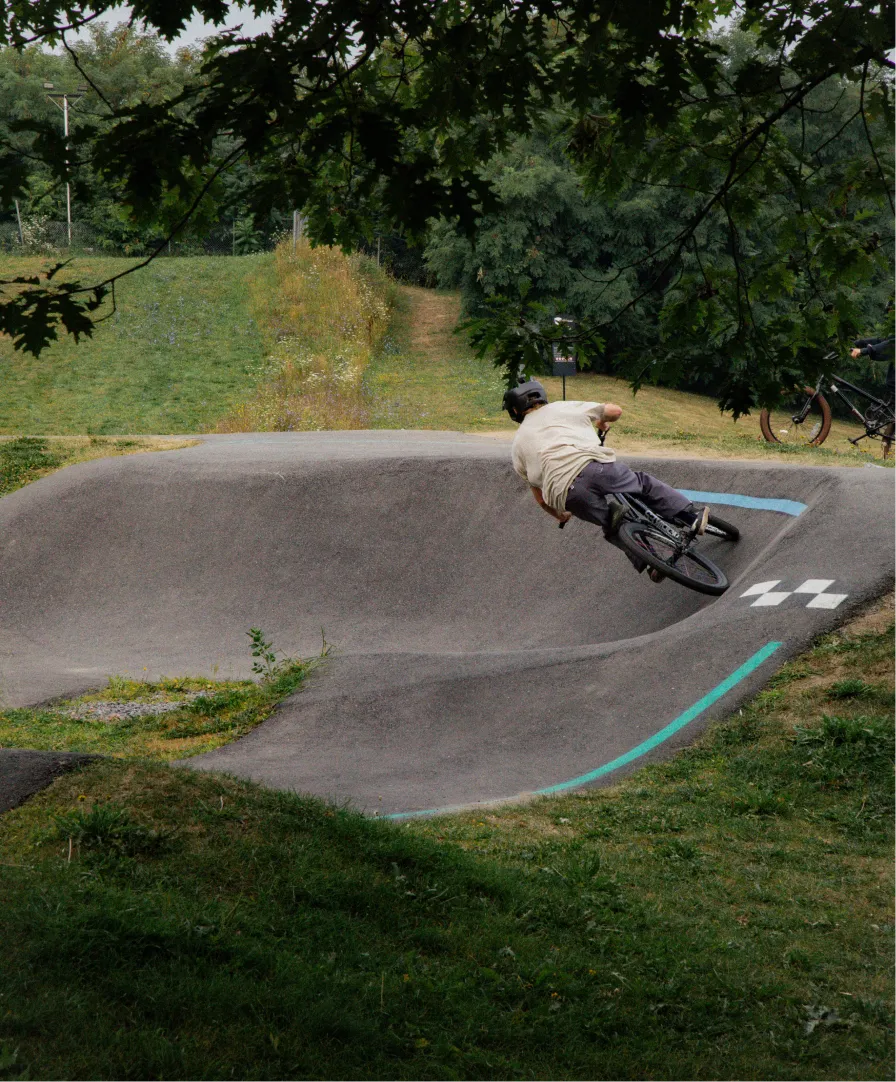 Pumptrack Tempslibre avec un cycliste en bmx