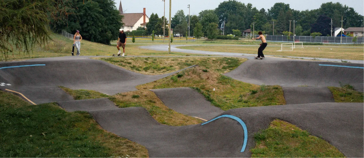 Pumptrack de Tempslibre avec groupe de skateurs