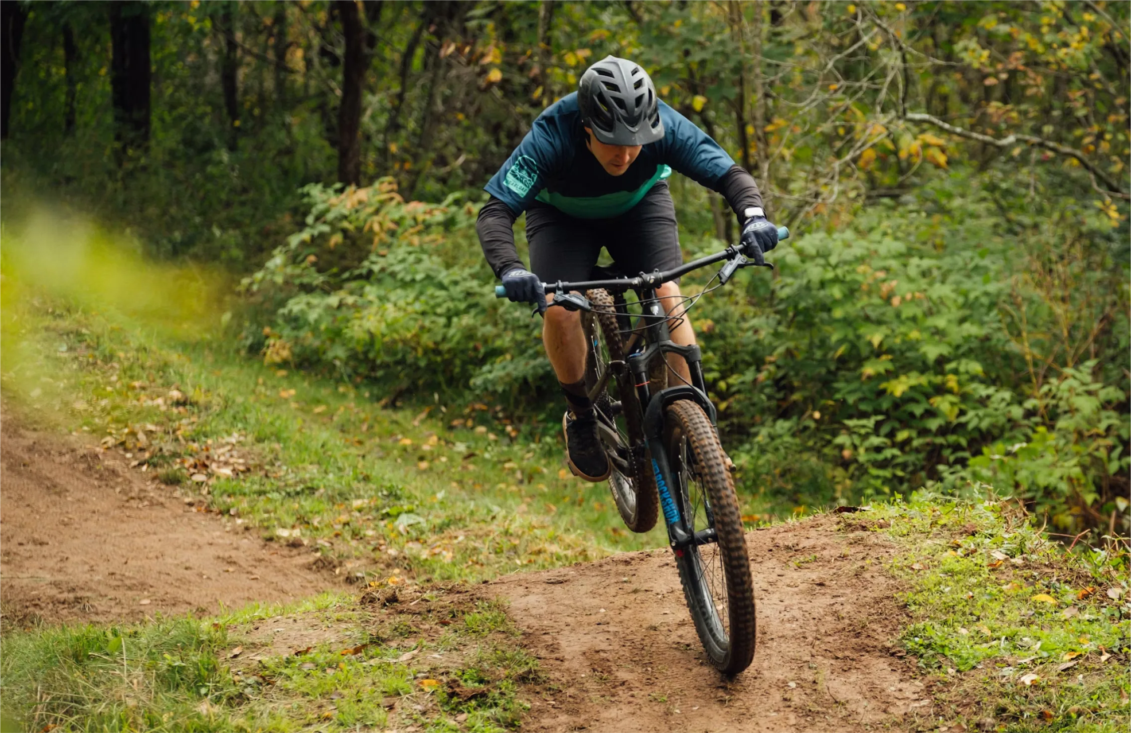 Rider vélo de montagne en sentiers