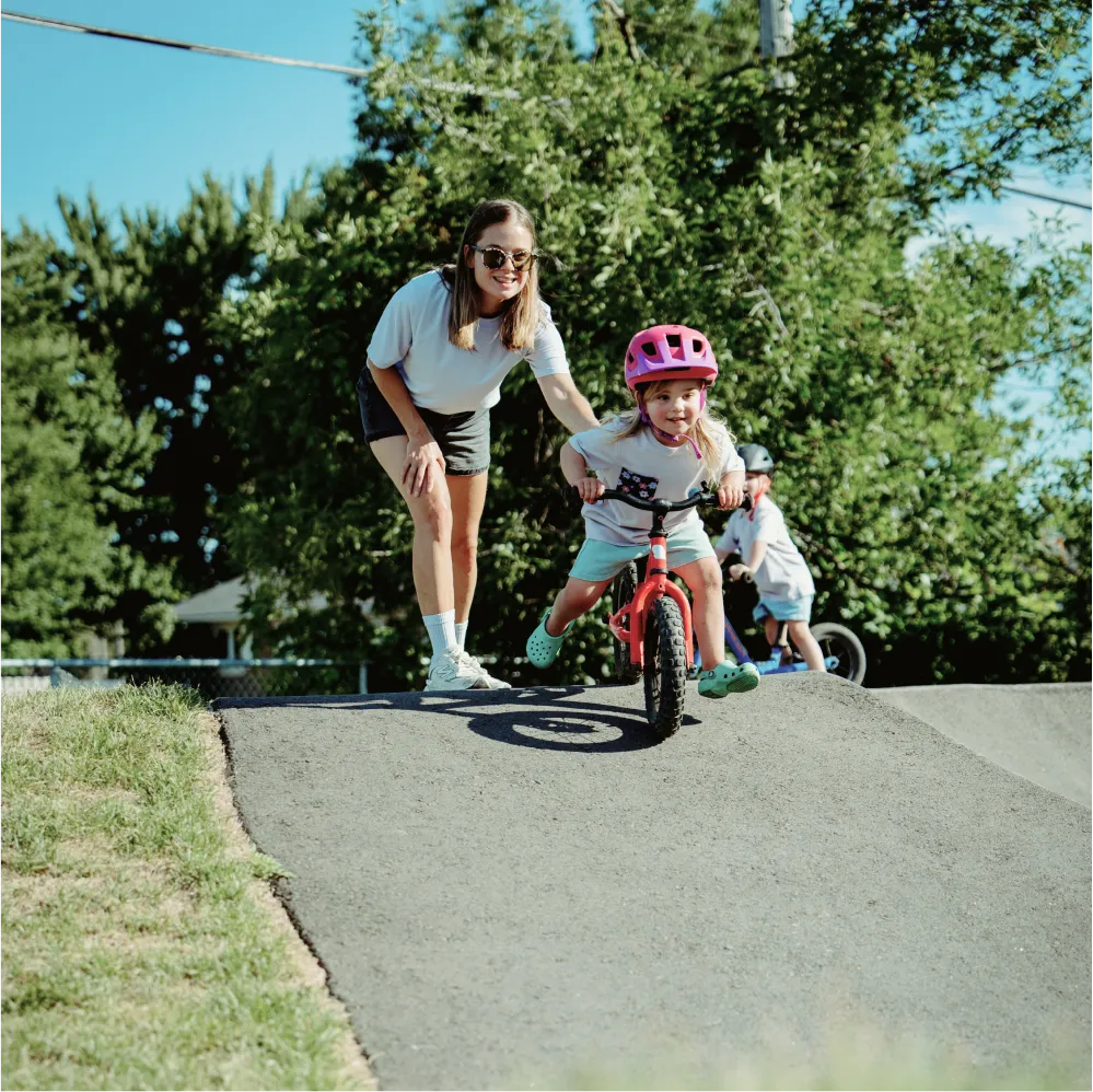 Arbre vert flou en mouvement