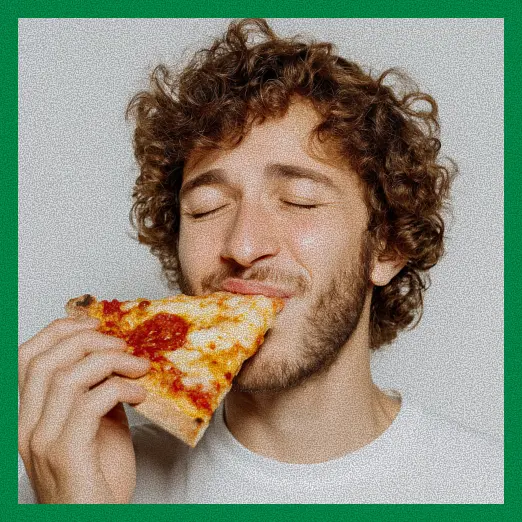 un homme mange une pizza Pizza Olimpico