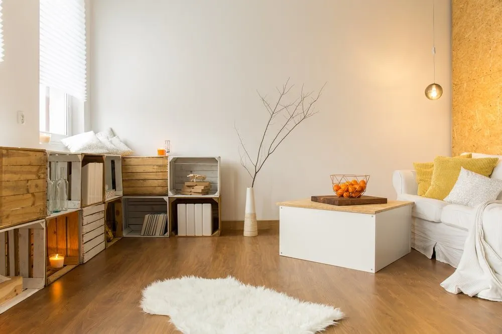 apartamento com piso em madeiras e cores amareladas e brancas