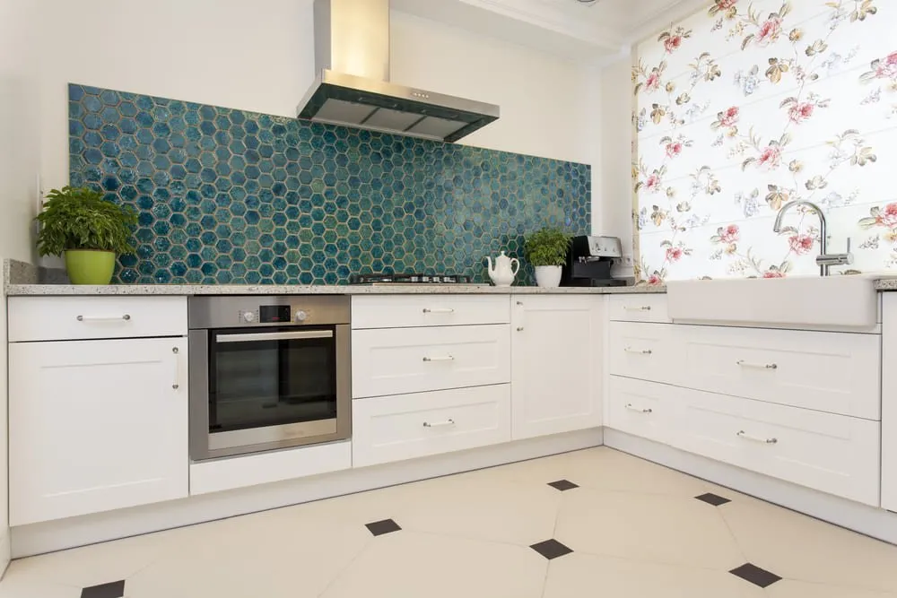 cozinha branca com azul