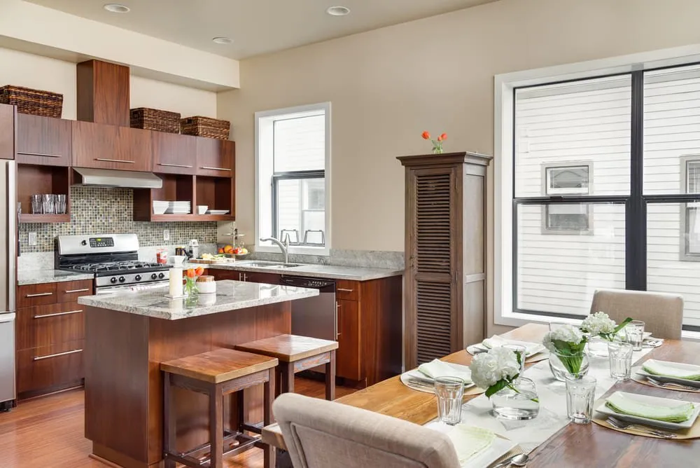 cozinha de madeira escura