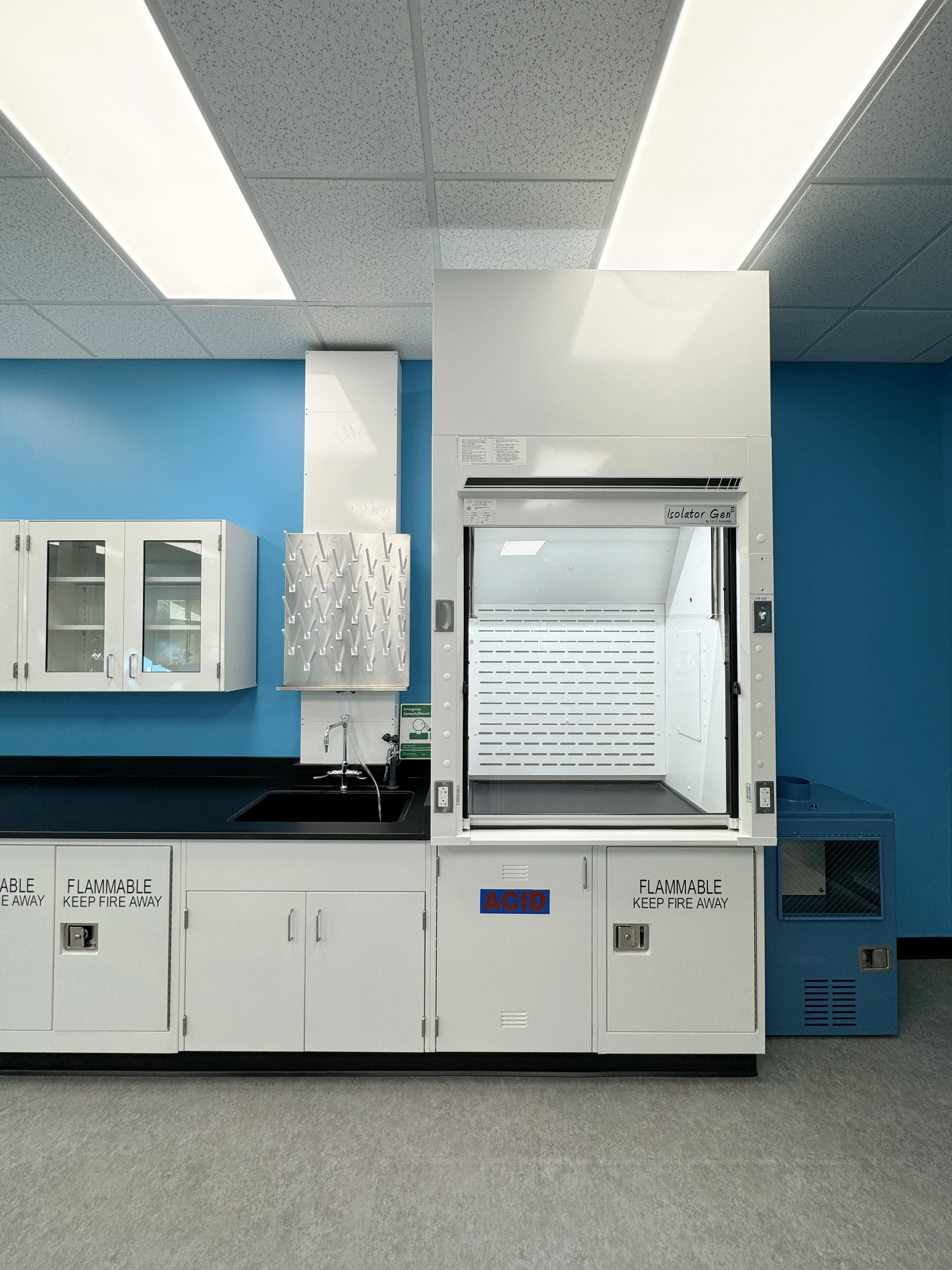 Fume hood airflow verification and monitoring systems