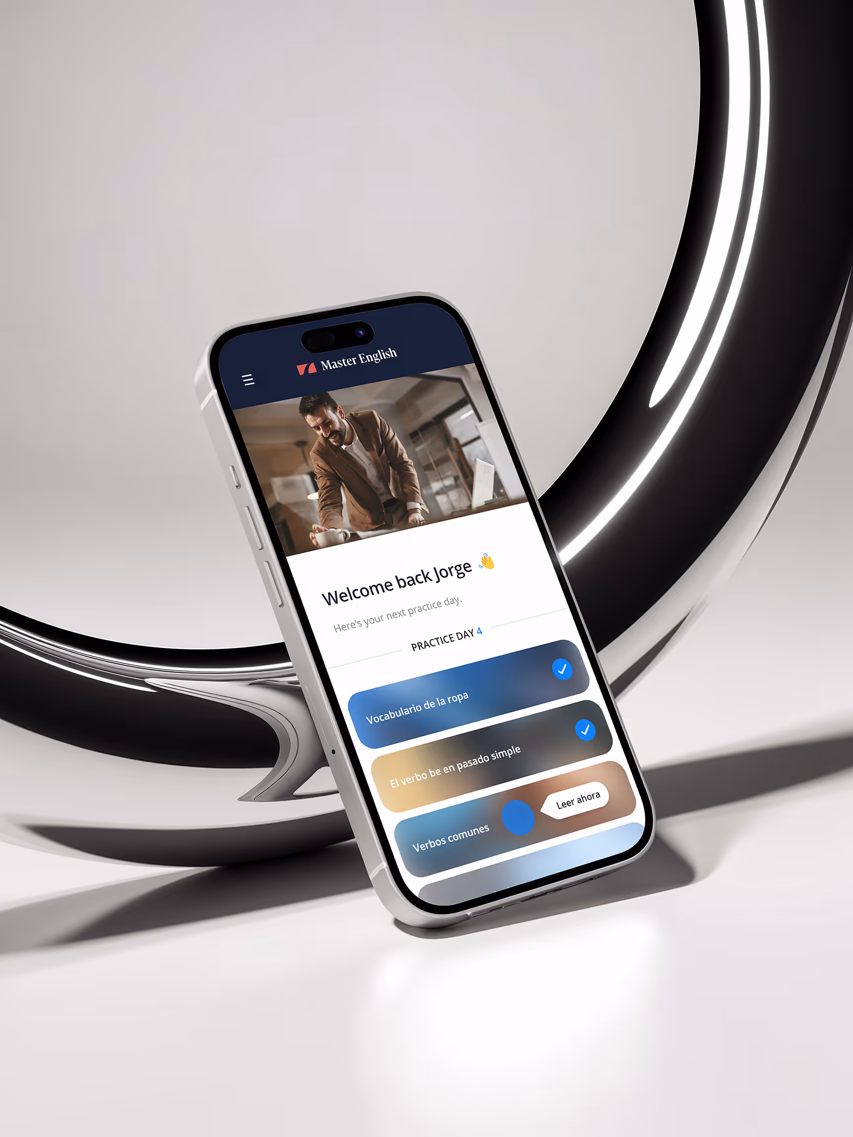 A smartphone displaying the Master English language-learning app with a welcome message and a practice-day checklist in Spanish.