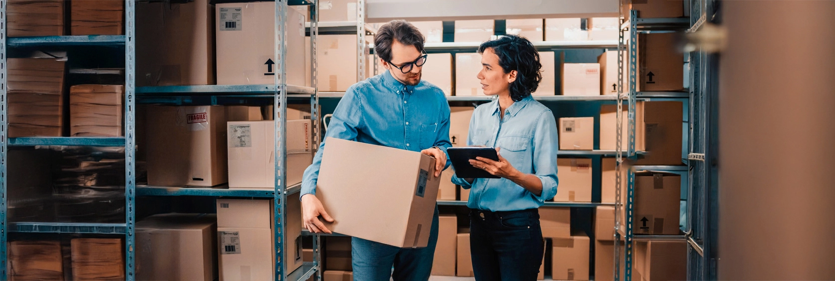 Trabajadores en DarkStore de WeStorage optimizando entregas y gestión de pedidos