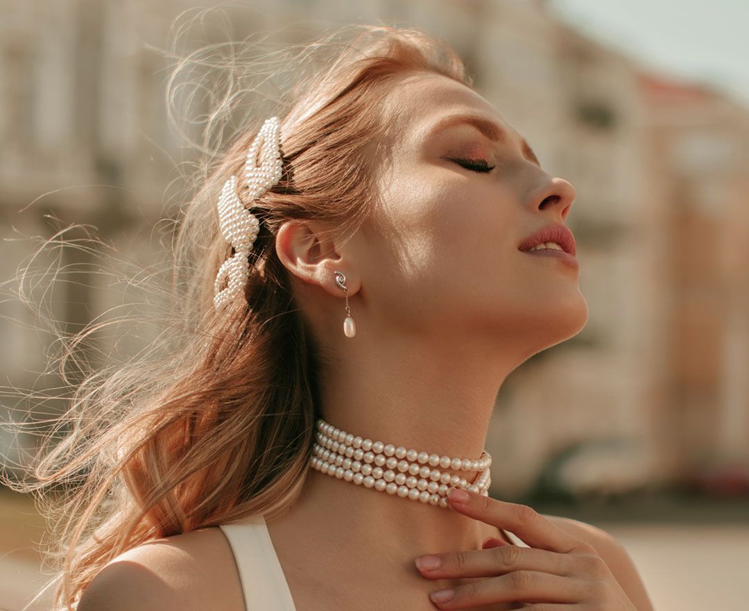 Using people in background for jewelry photography 