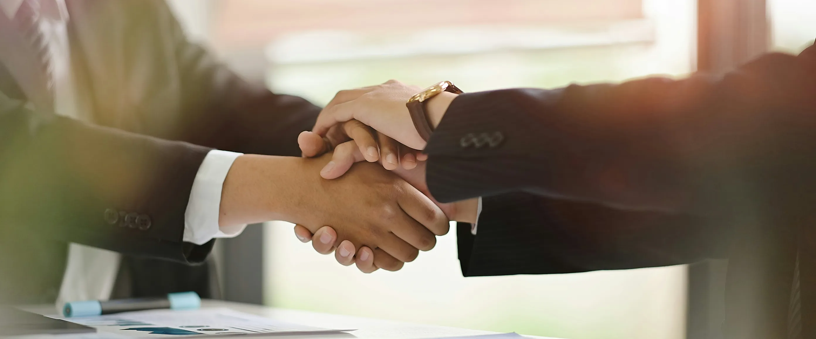 Handschlag unter Geschäftsleuten