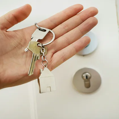 Hand hält einen wohnungsschlüssel