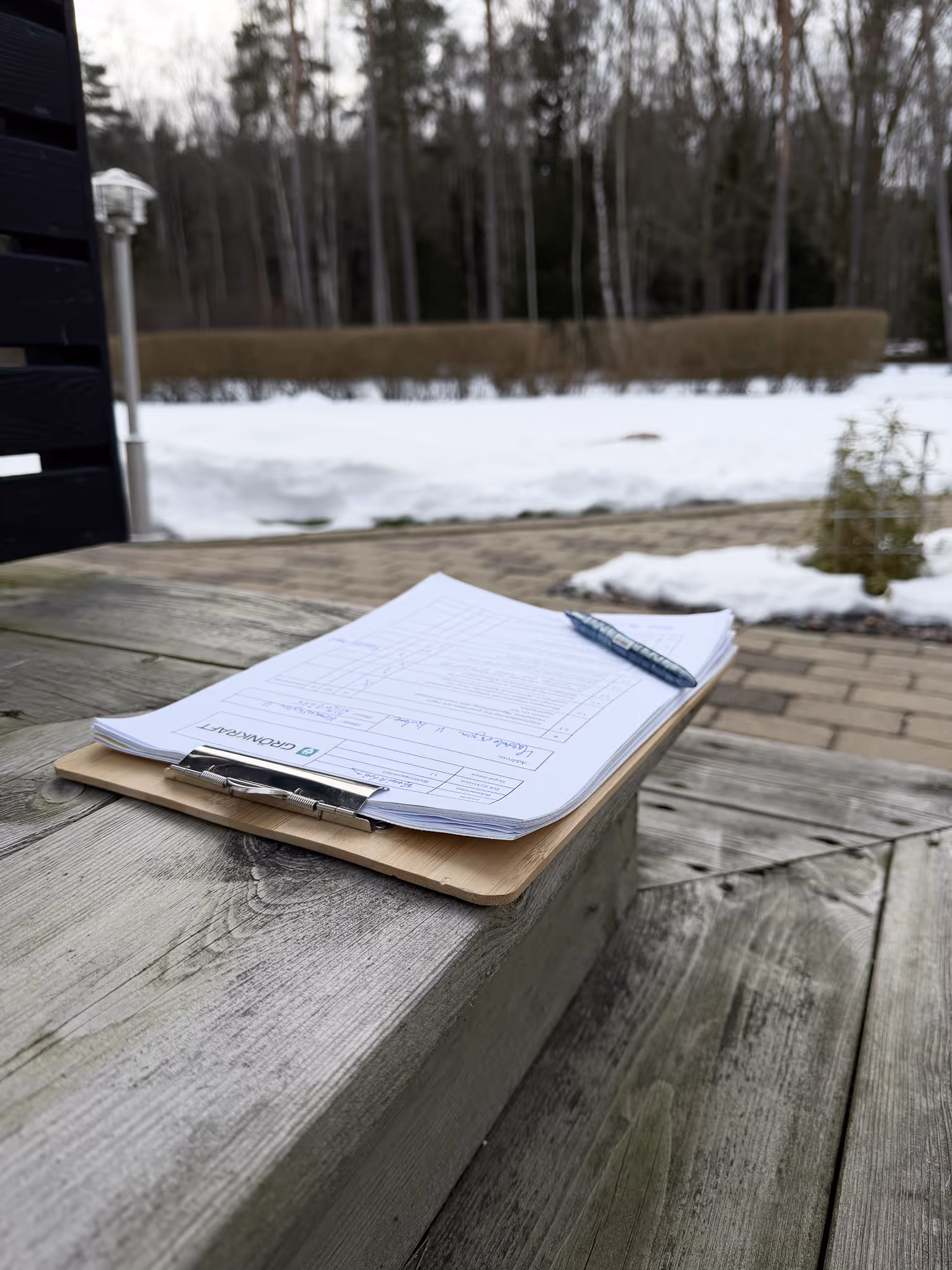 Ett besiktningsprotokoll med en penna liggande på.