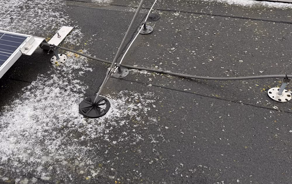 En kabel som ligger fritt och är dåligt fastsatt i plint som ett visat exempel på ett vanligt fel som leder till brandfara.