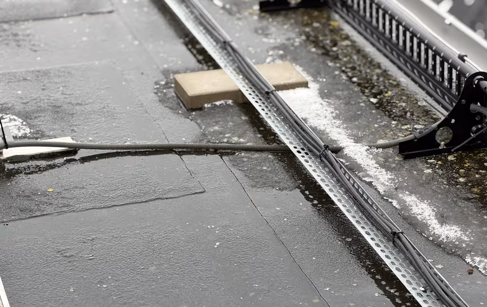 En kabel som ligger under en vass kan dragen utan skydd från väder. 