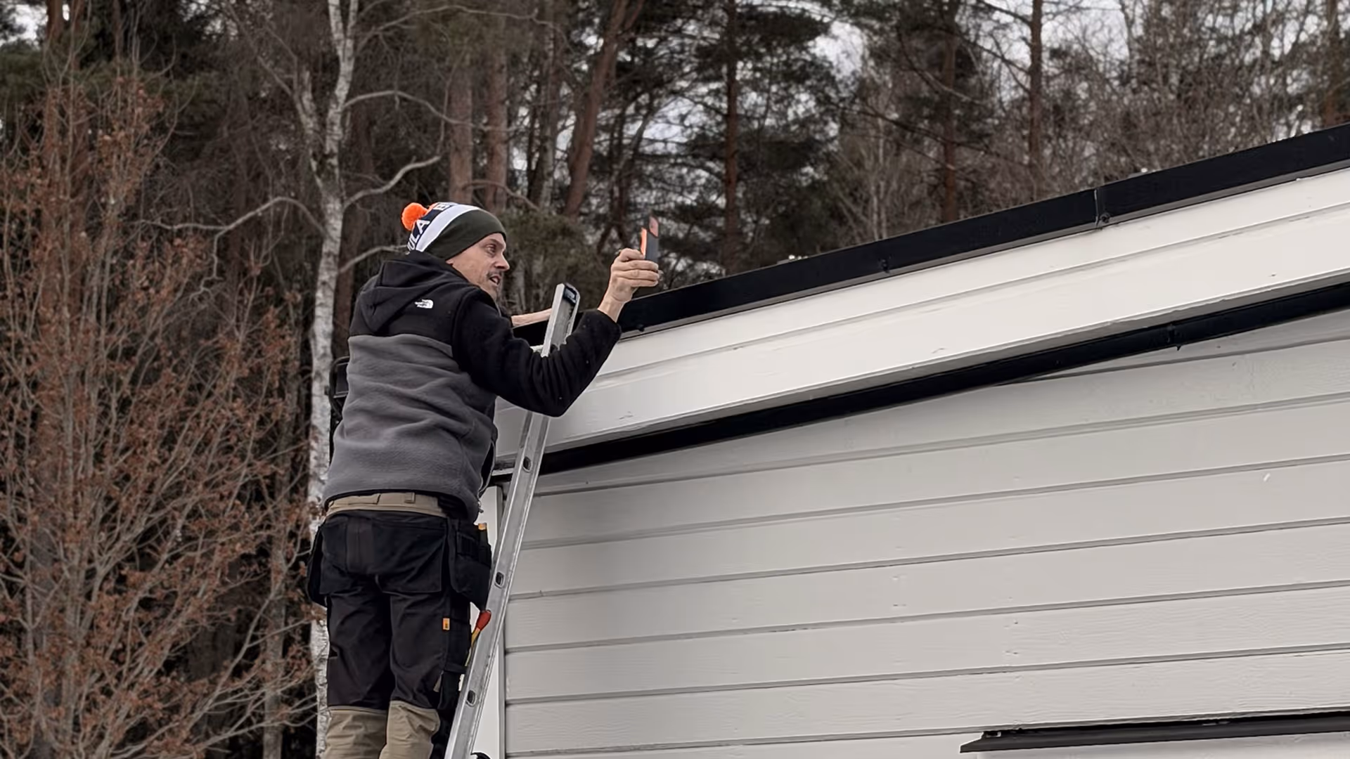 Elektriker inspekterar paneler på tak med hjäälp av termograferingskamera