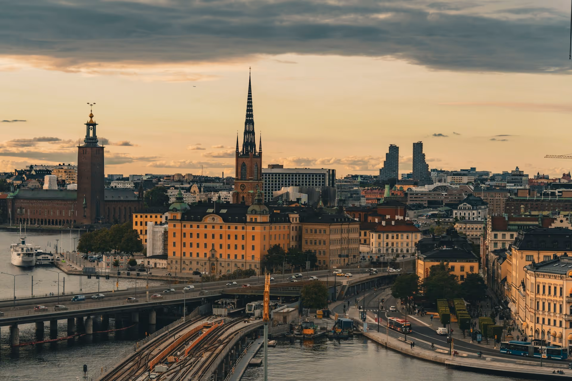 Stadsvy över Stockholm med ikoniska byggnader längs vattnet.