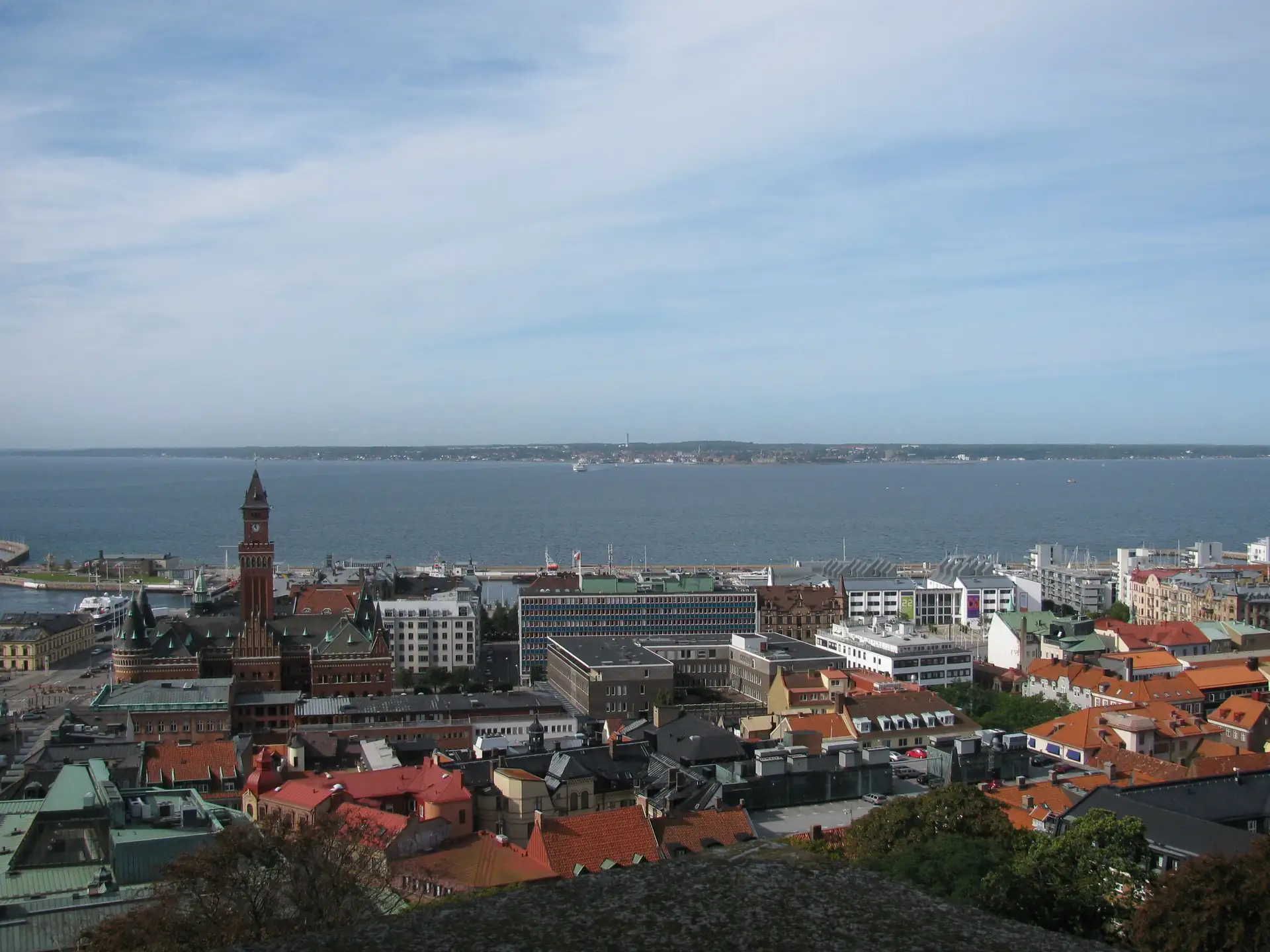 Stadsvy över Helsingborg vid Öresund.