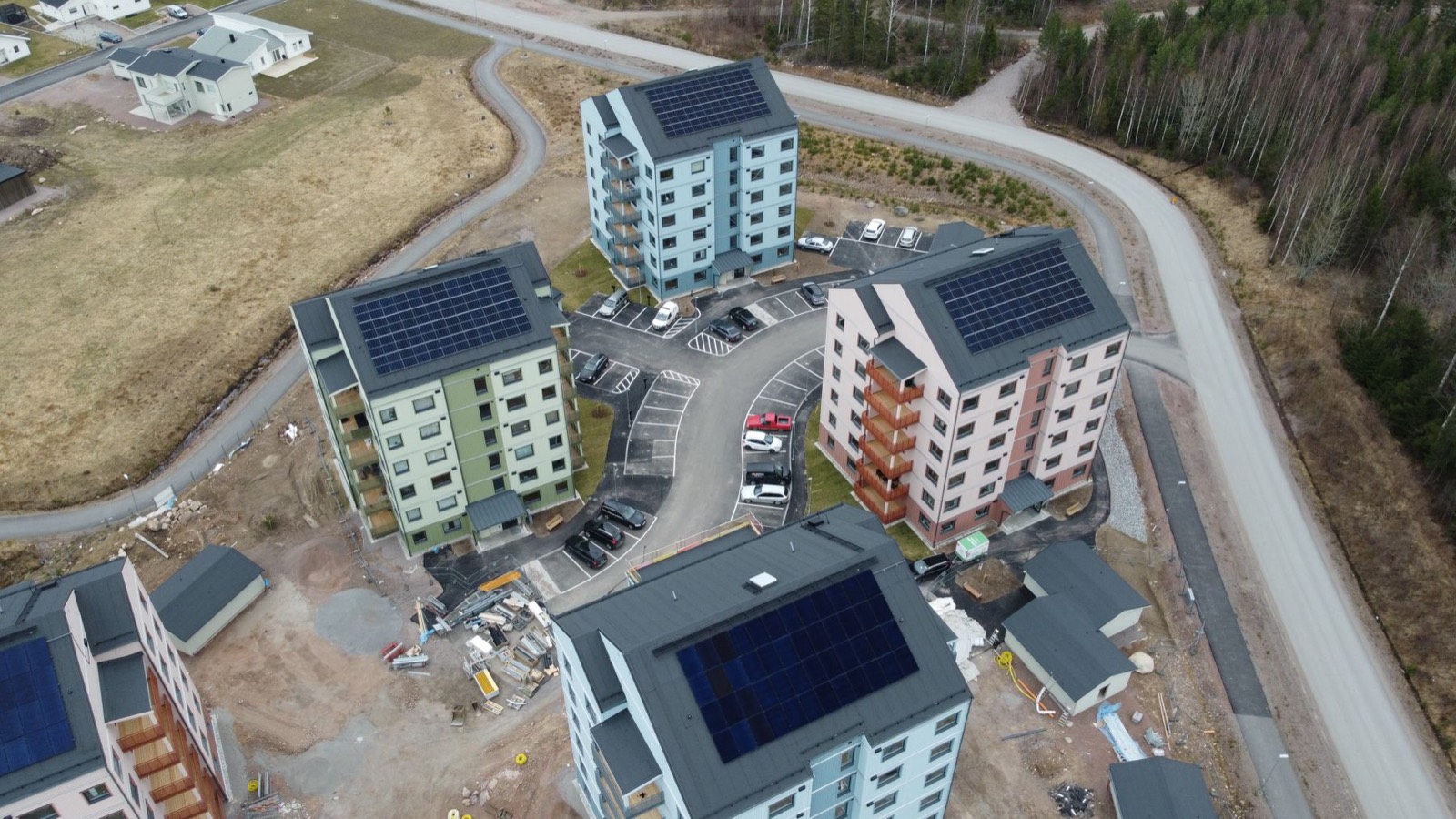 Flerbostadshus med solceller på taken, fotograferade från ovan i Mariestad