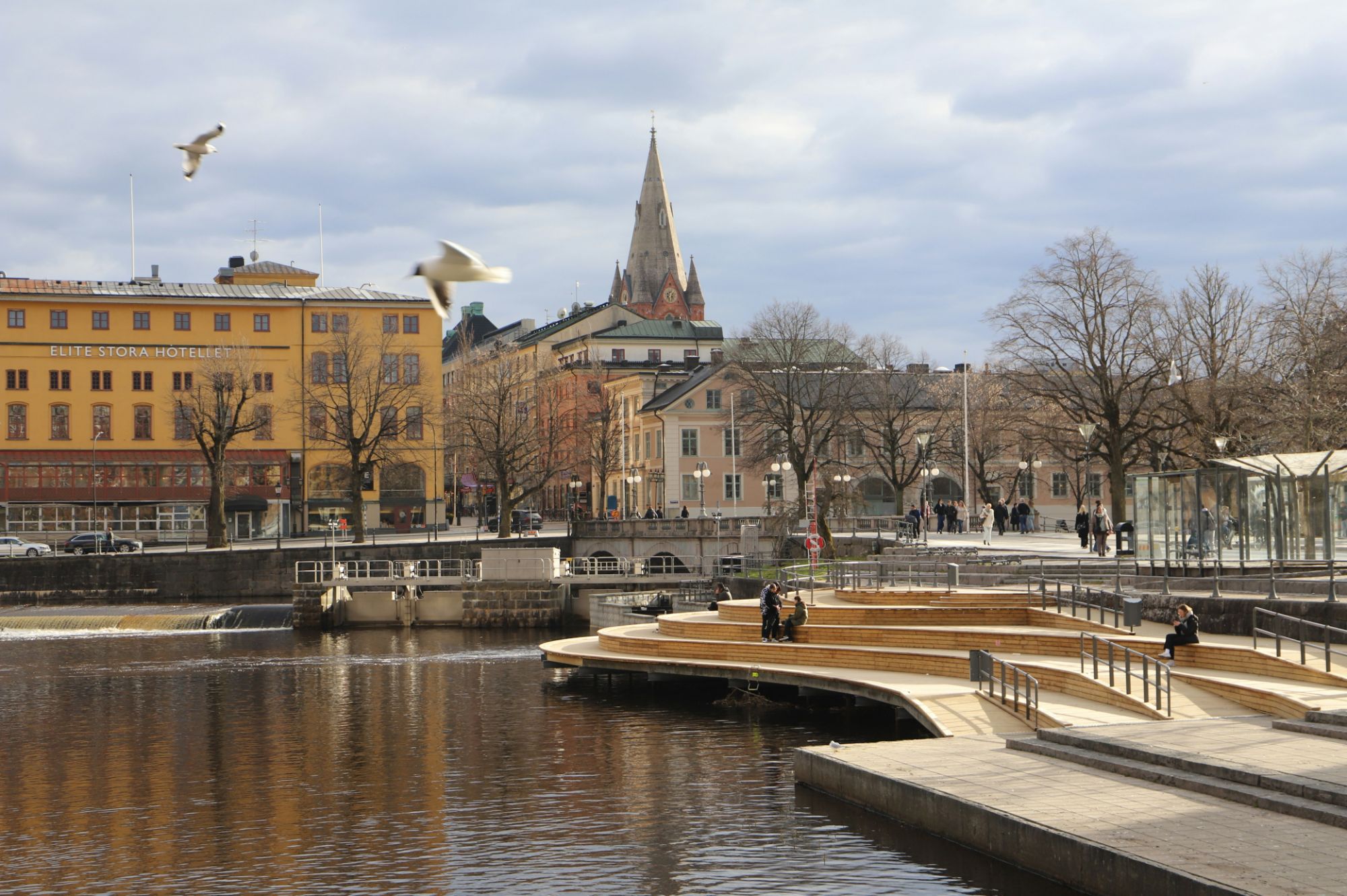 Svartån och centrala Örebro med Stora hotellet och Nikolaikyrkan