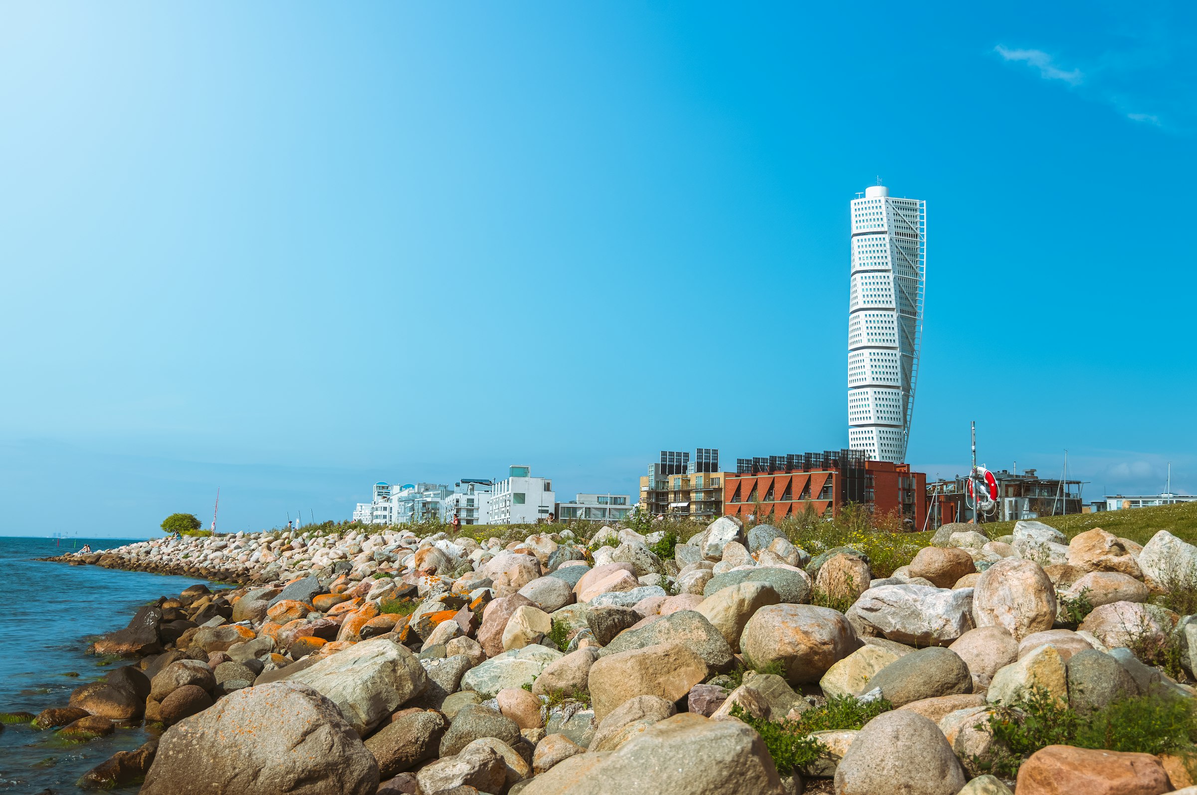 Turning Torso och strandkanten i Västra hamnen, Malmö