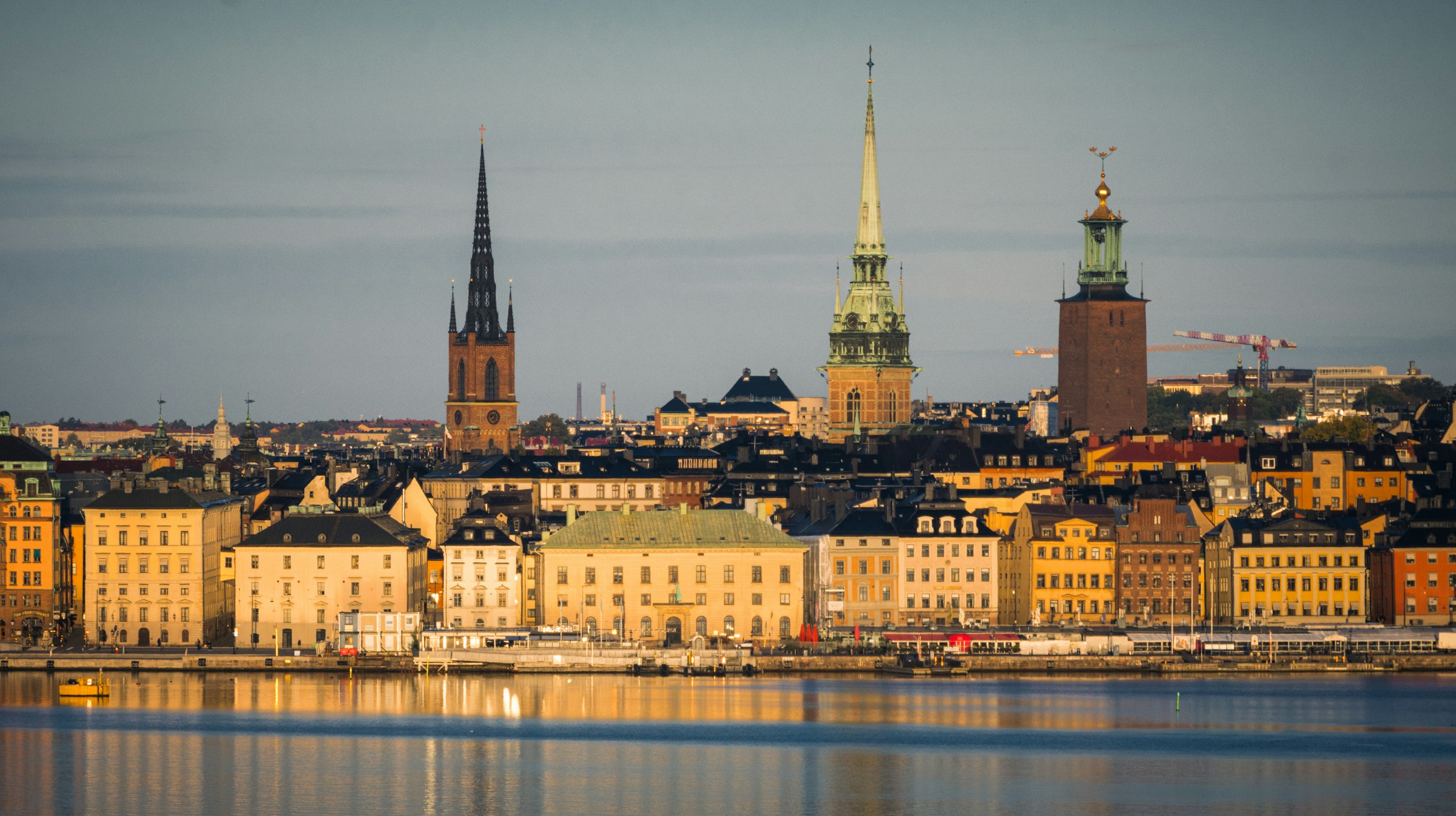Gamla stan och Riddarholmskyrkan i kvällssol över vattnet