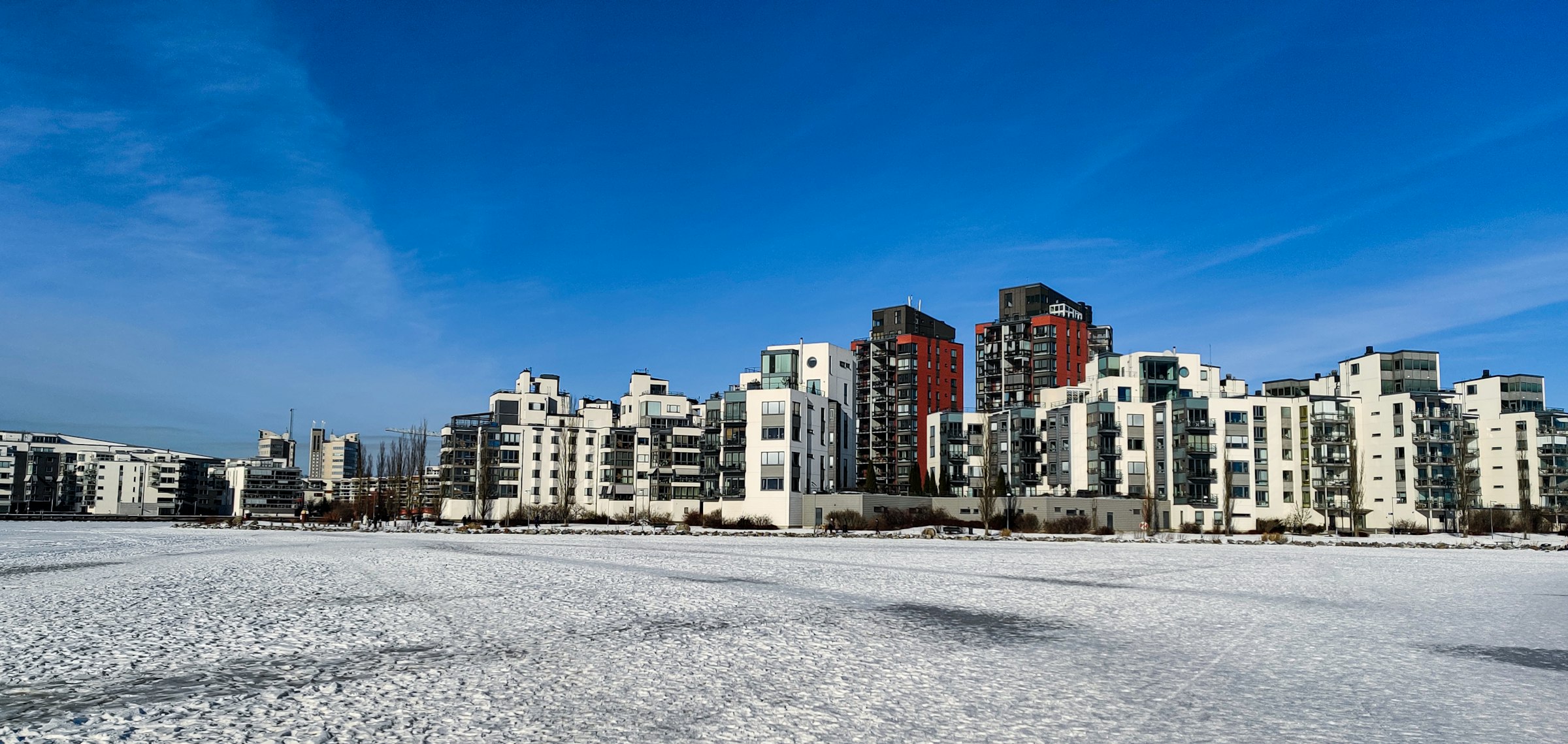 Bostadshus vid Mälaren i Västerås en vinterdag