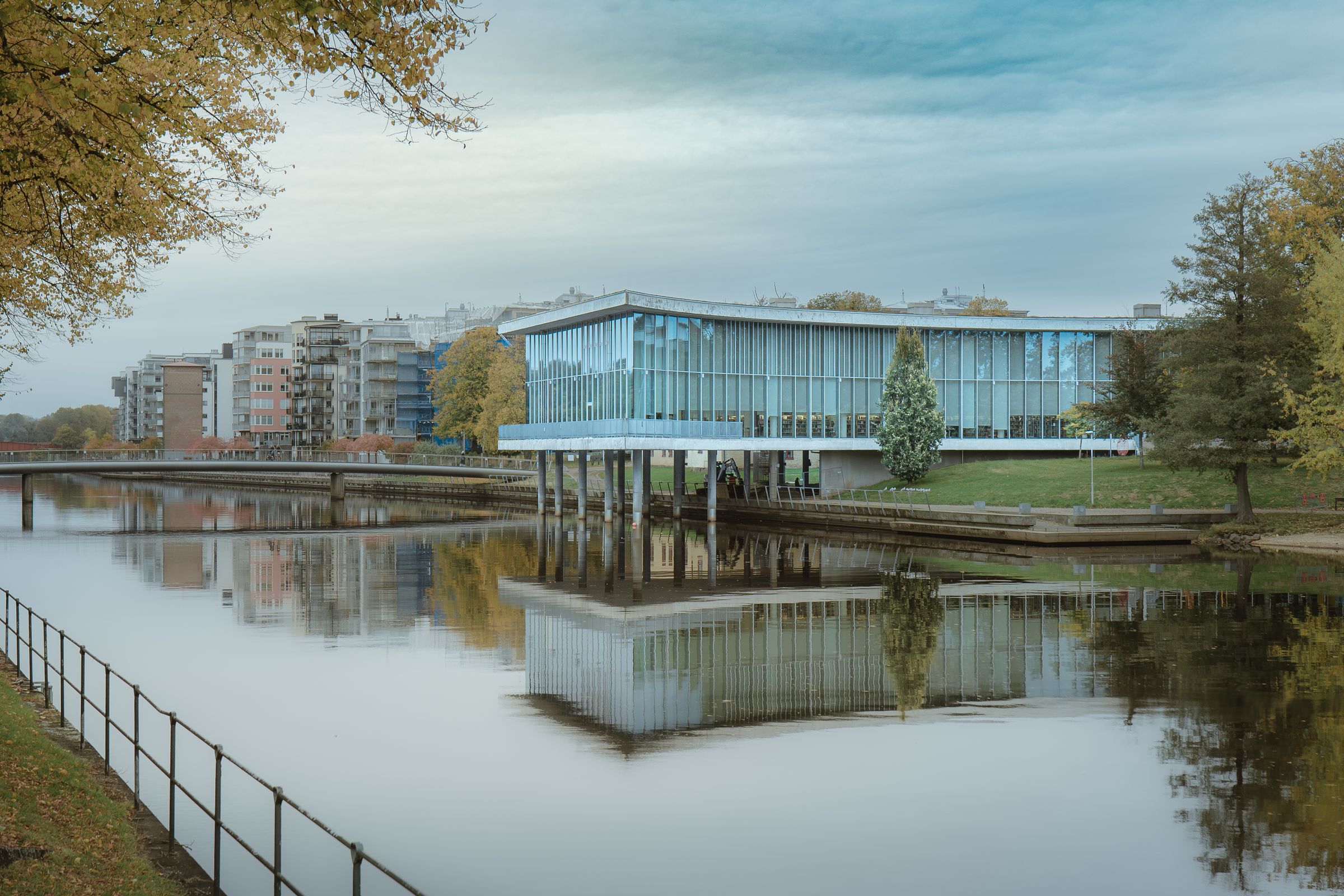 Stadsbiblioteket i Halmstad som speglar sig i Nissan