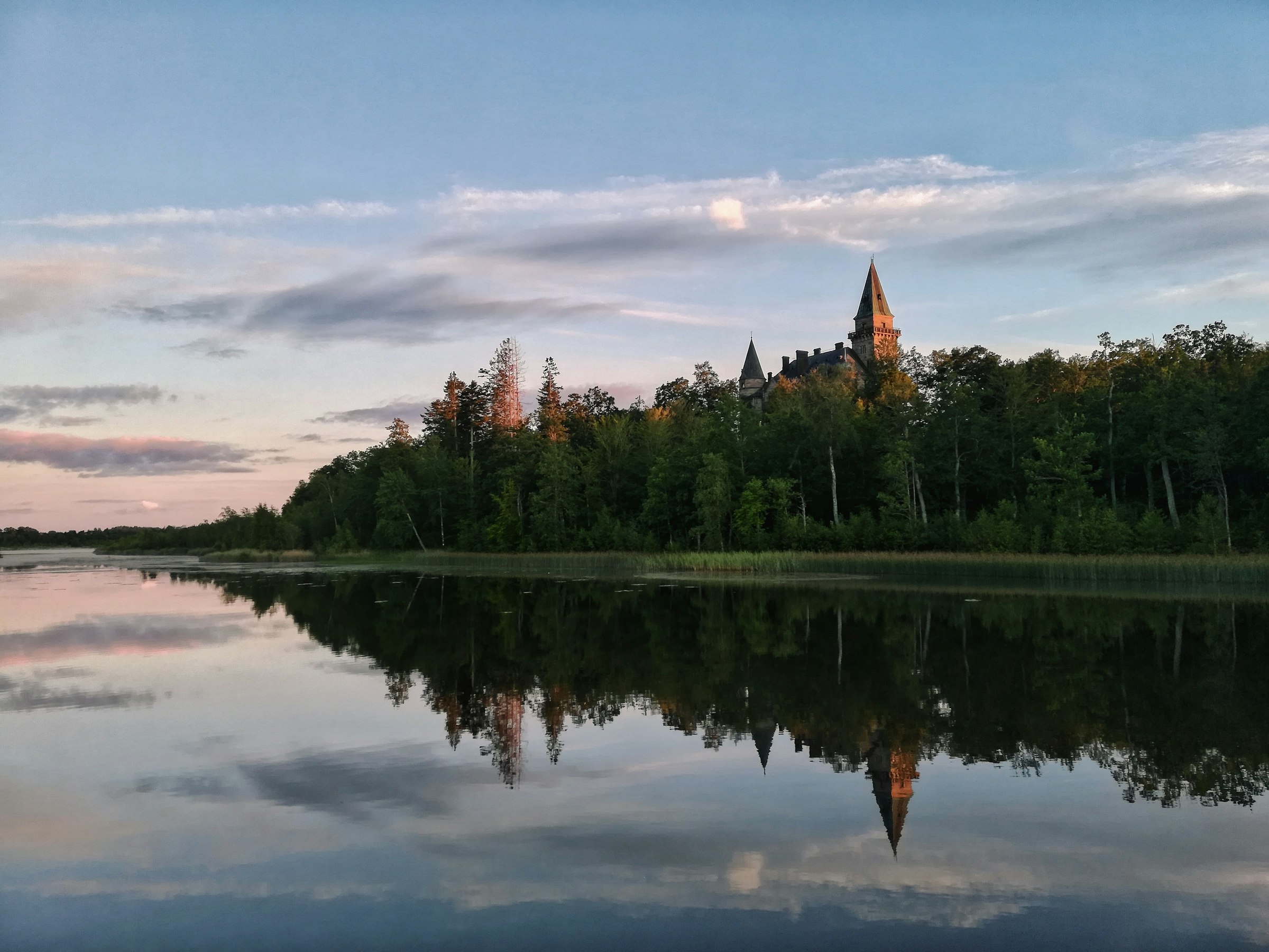 Teleborgs slott speglat i sjön Trummen, Växjö