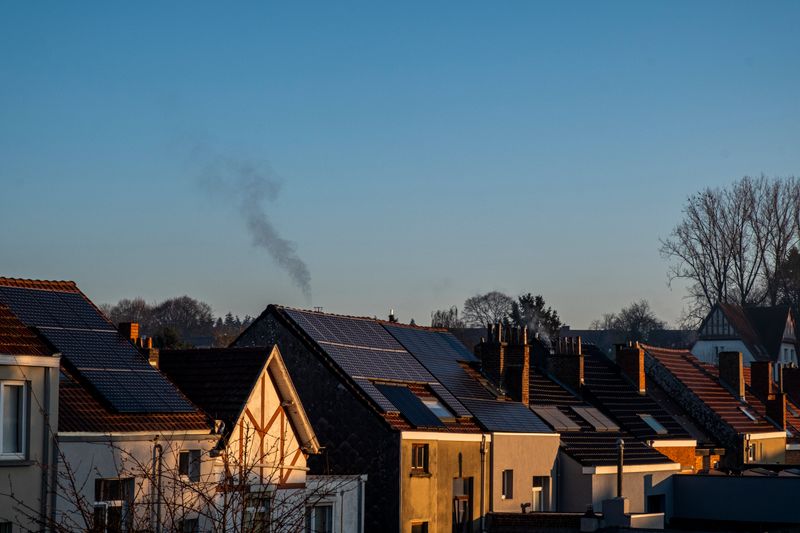 Hus med solceller på taken i ett bostadsområde