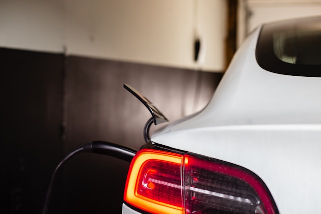 Vit elbil parkerad i garage